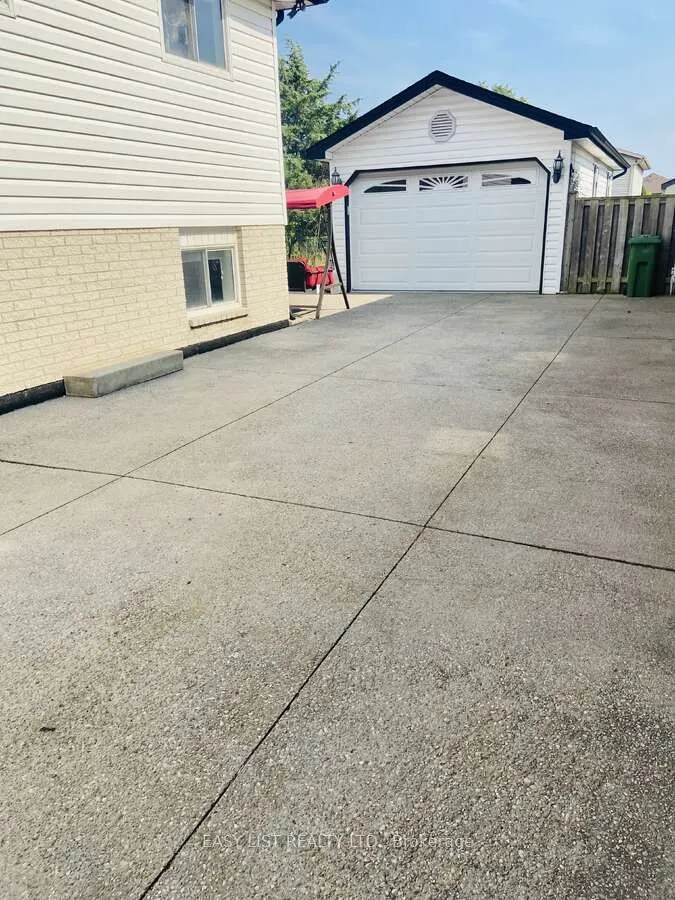 2901 Robillard Crescent