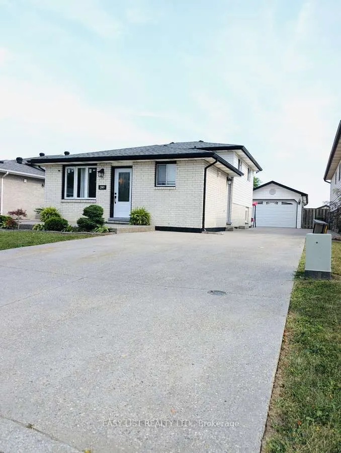 2901 Robillard Crescent