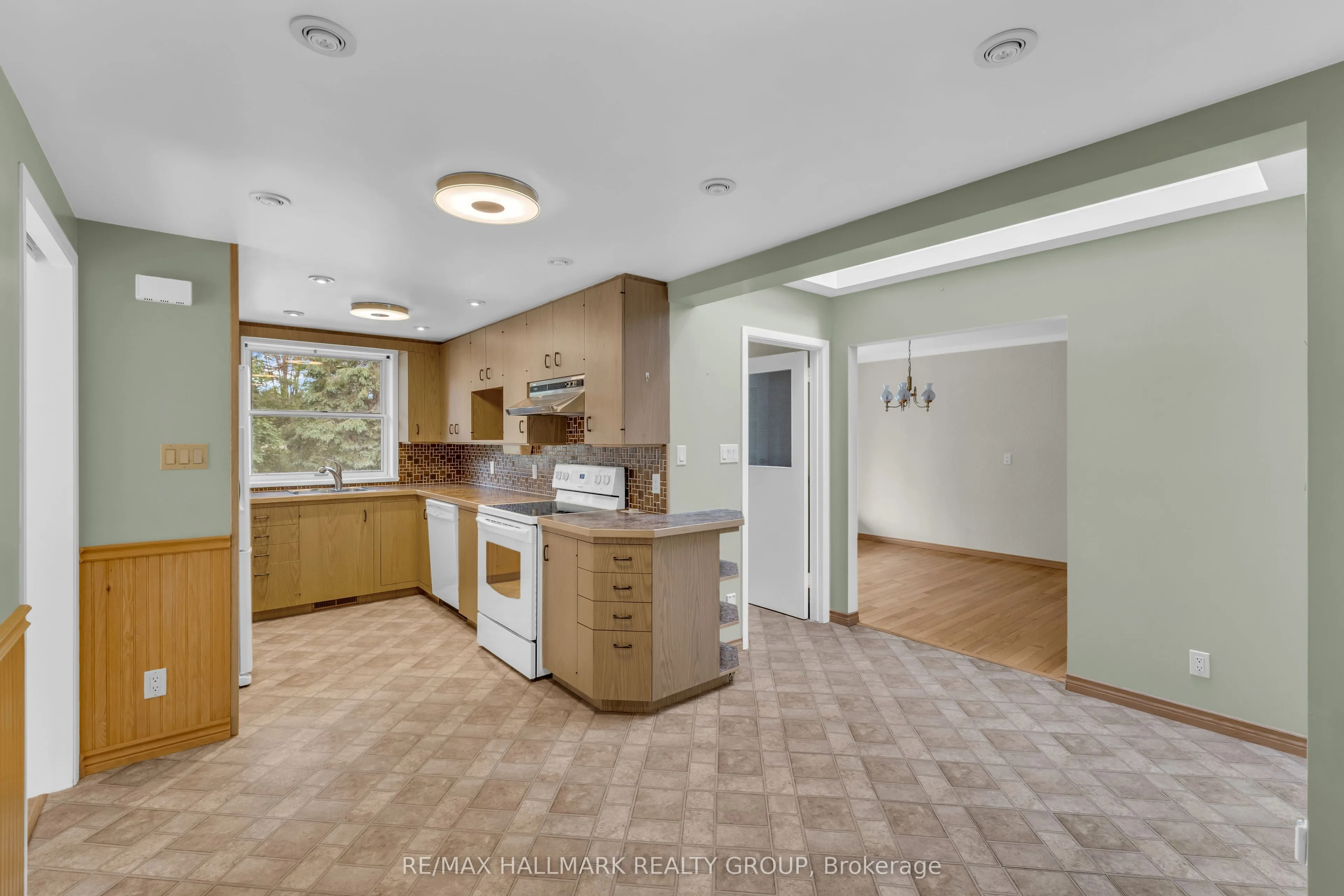 2551 RUSSLAND Road