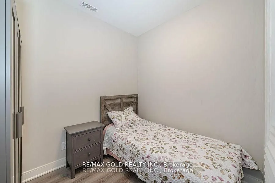 150 Main Street W, #806