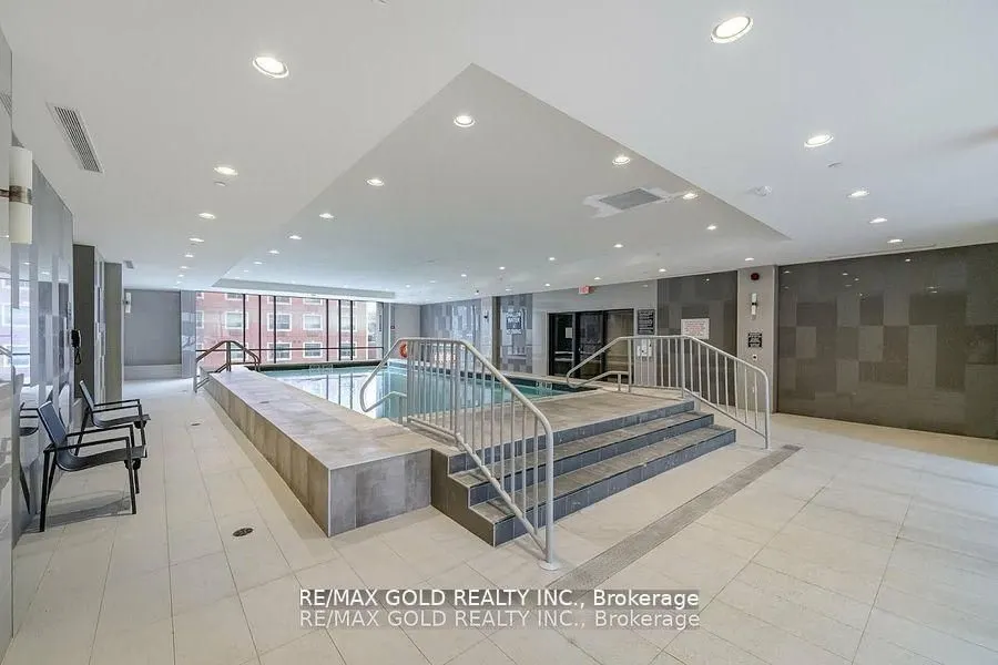 150 Main Street W, #806