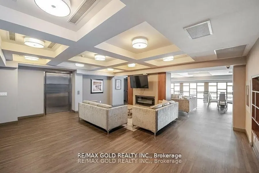 150 Main Street W, #806