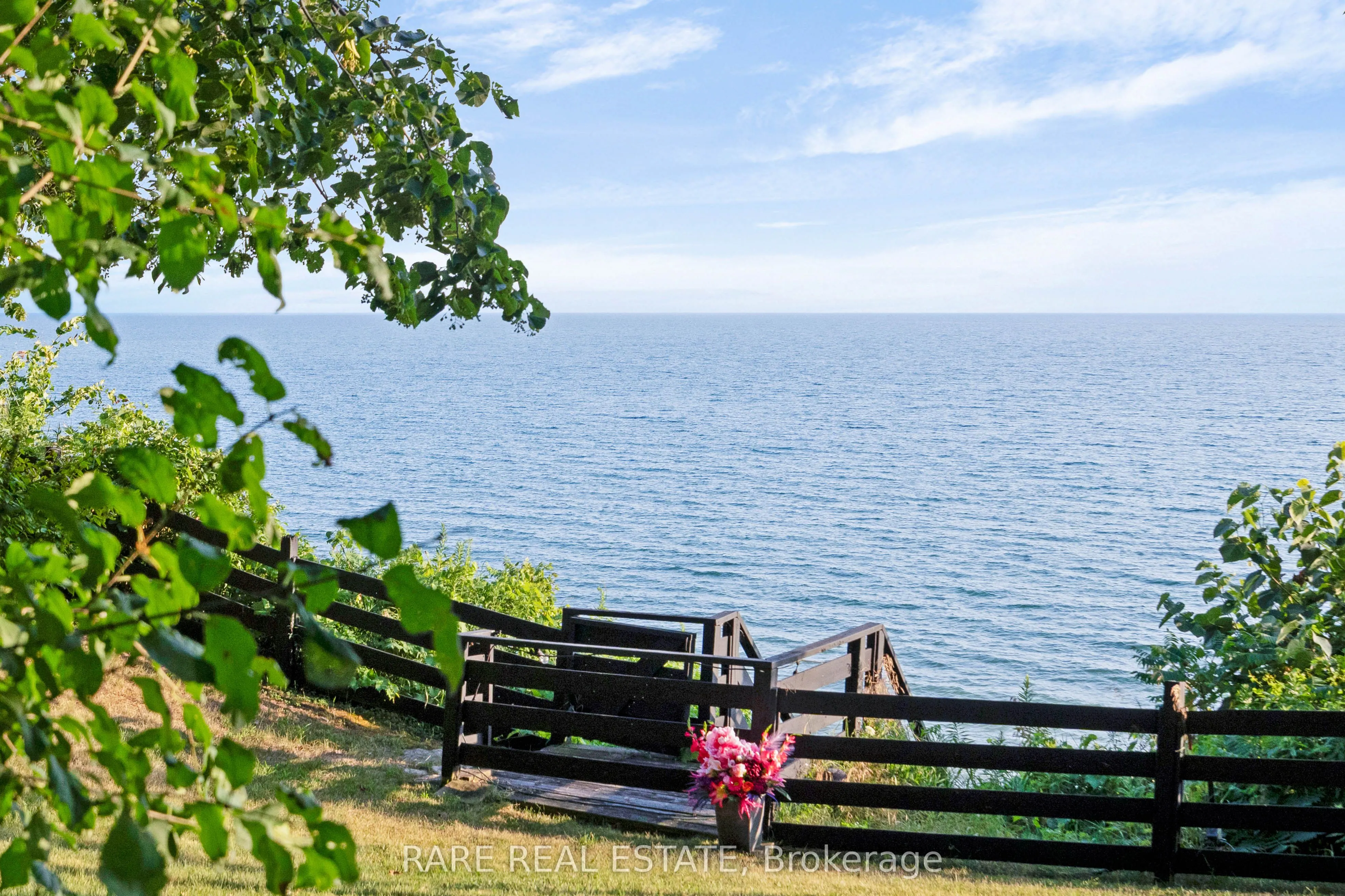 735 Lakeshore Road E