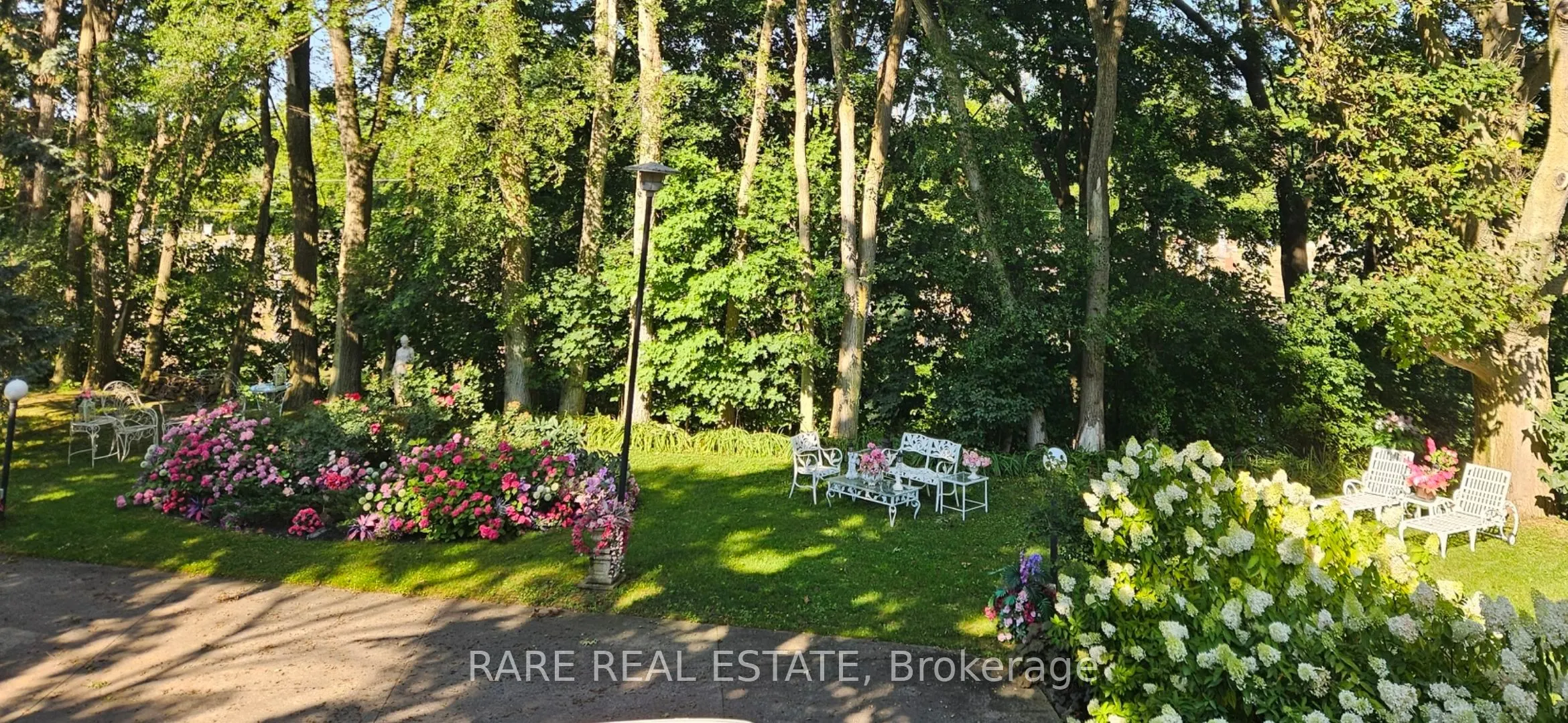 735 Lakeshore Road E