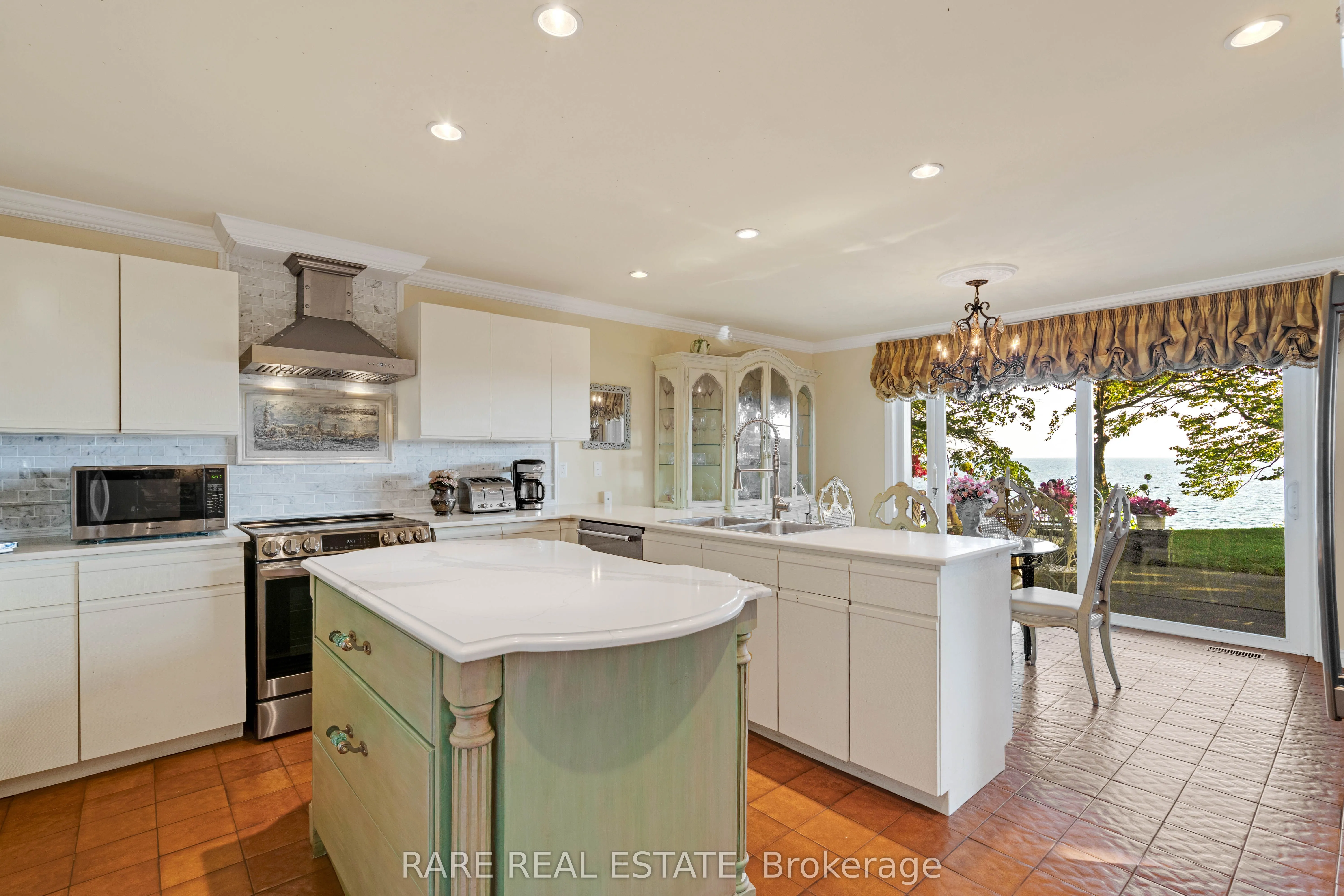 735 Lakeshore Road E