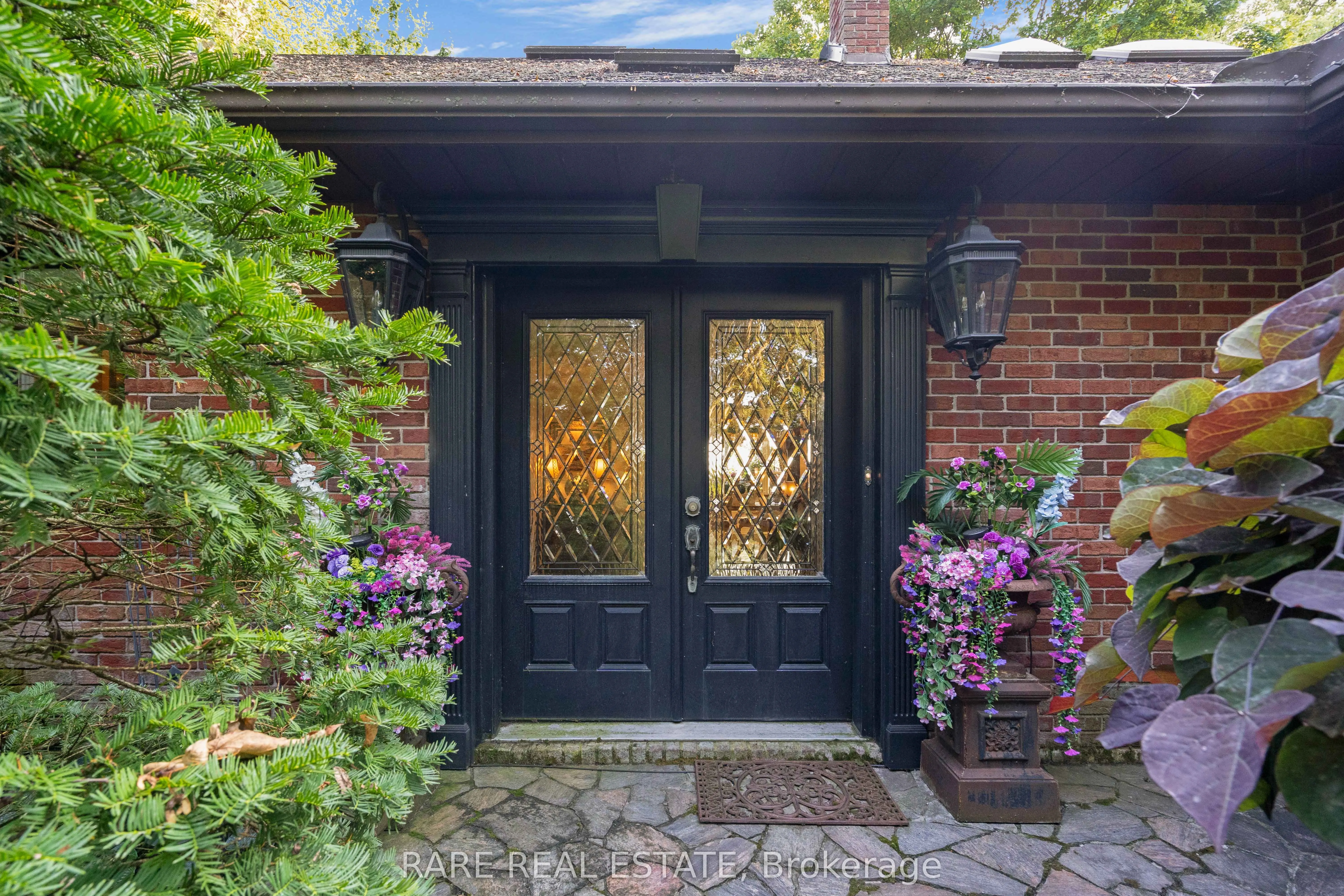 735 Lakeshore Road E