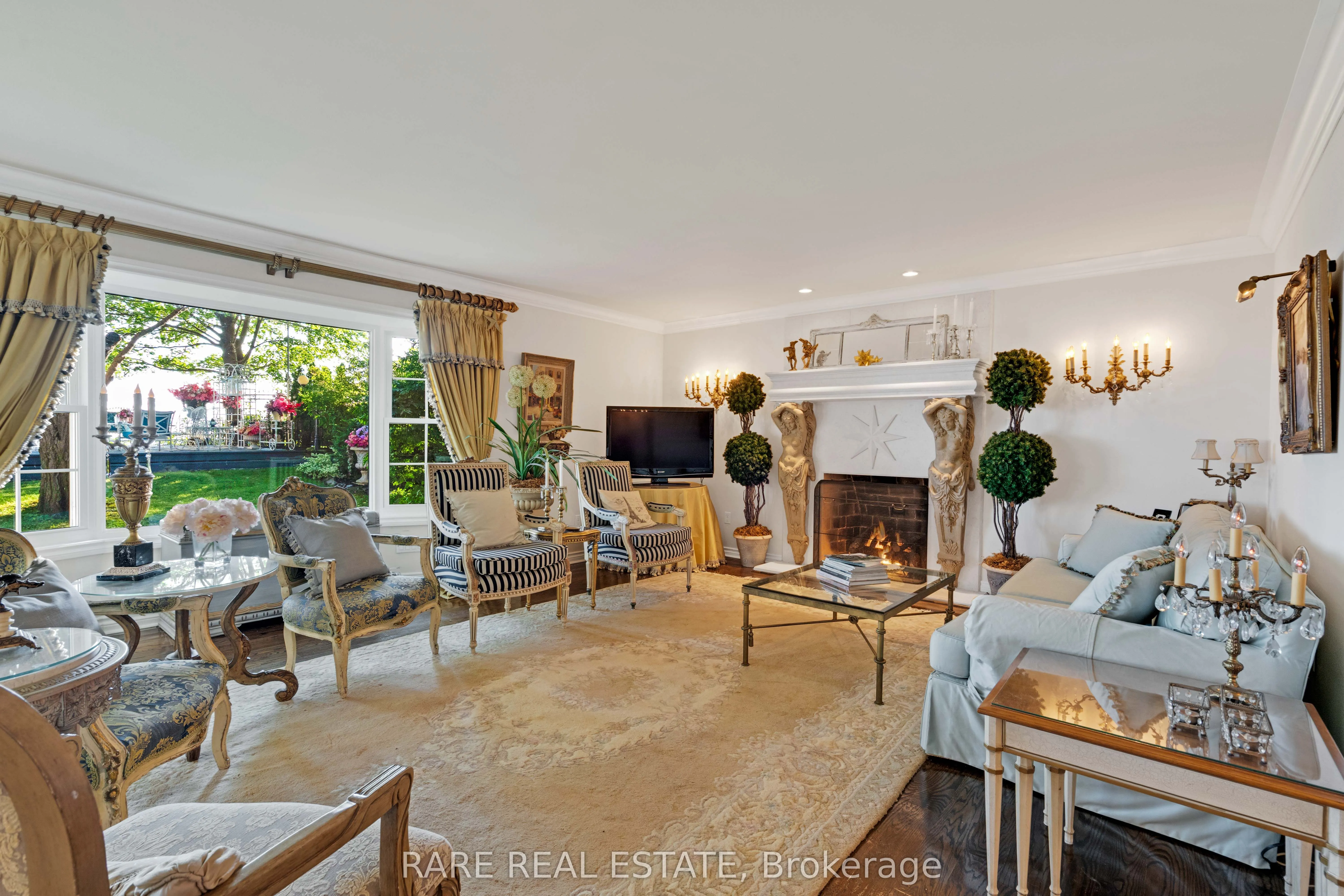 735 Lakeshore Road E