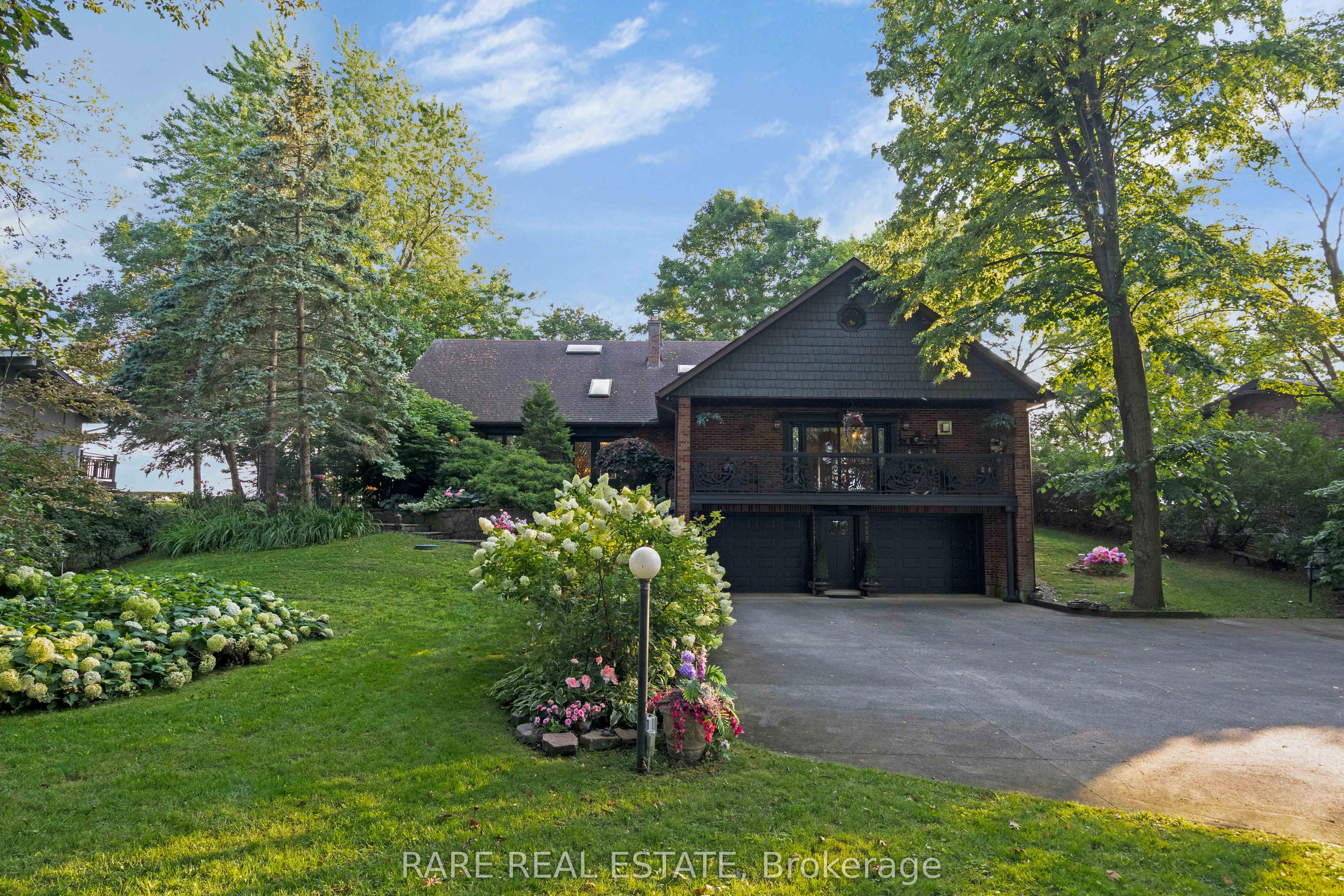 735 Lakeshore Road E