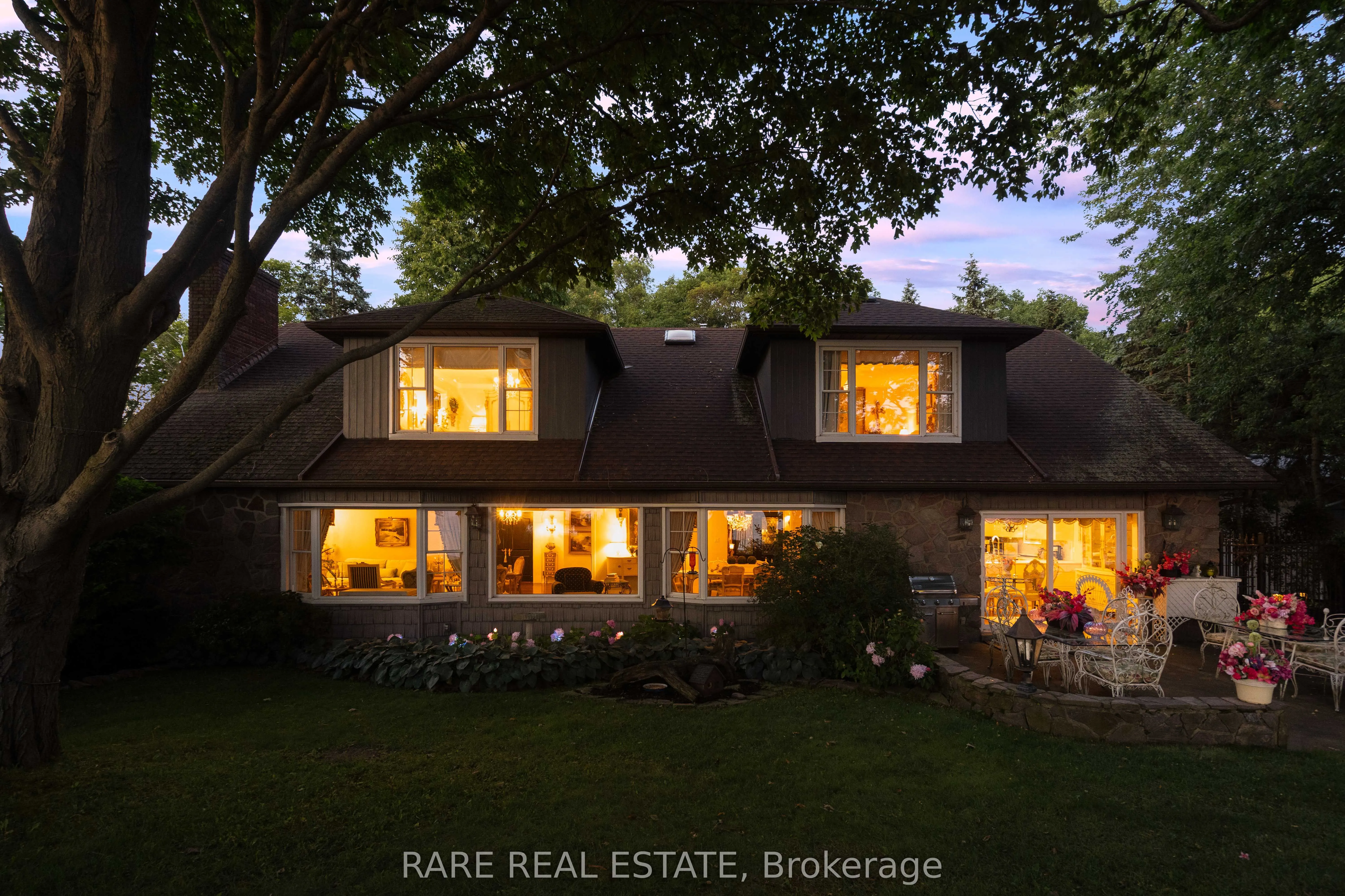 735 Lakeshore Road E