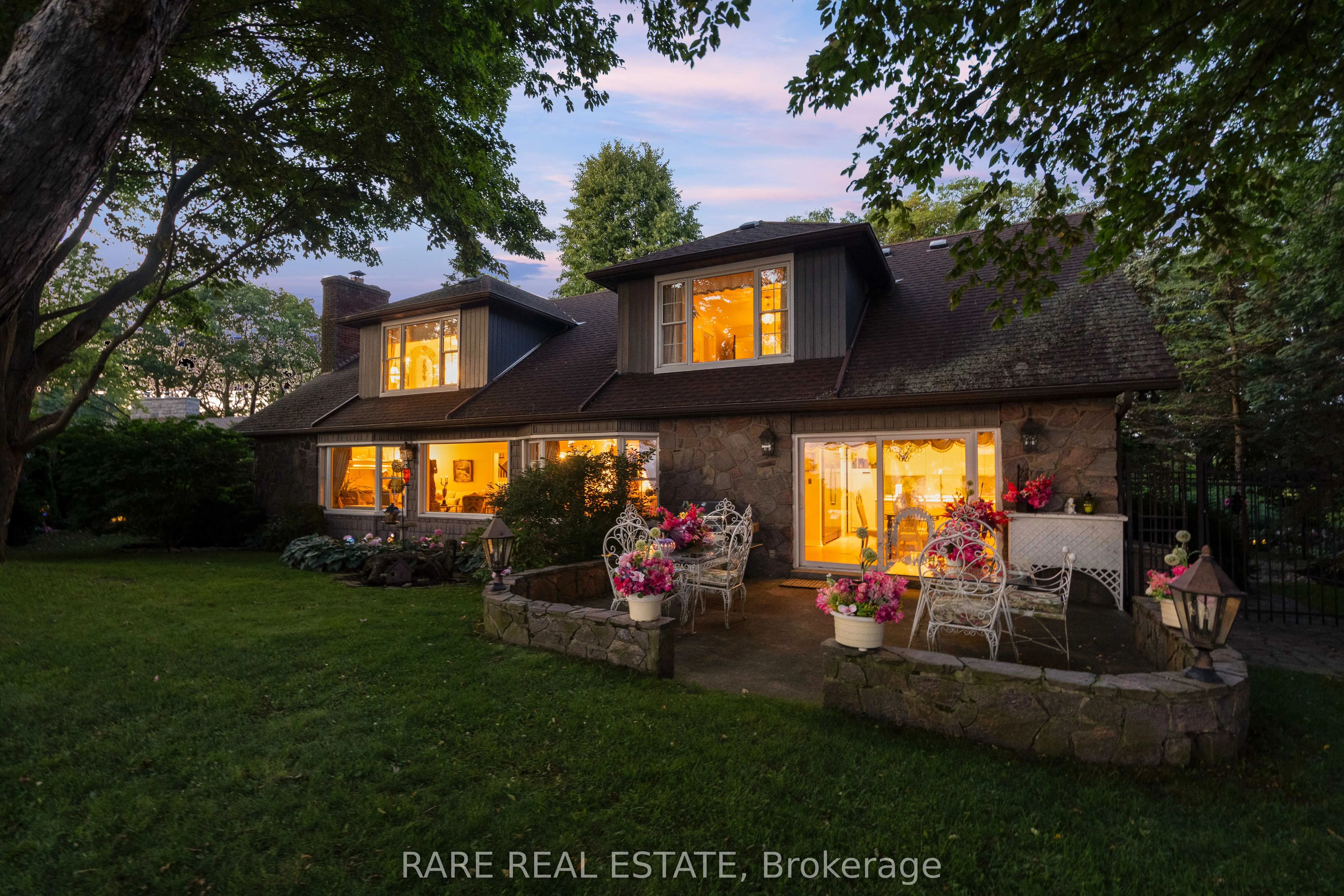 735 Lakeshore Road E