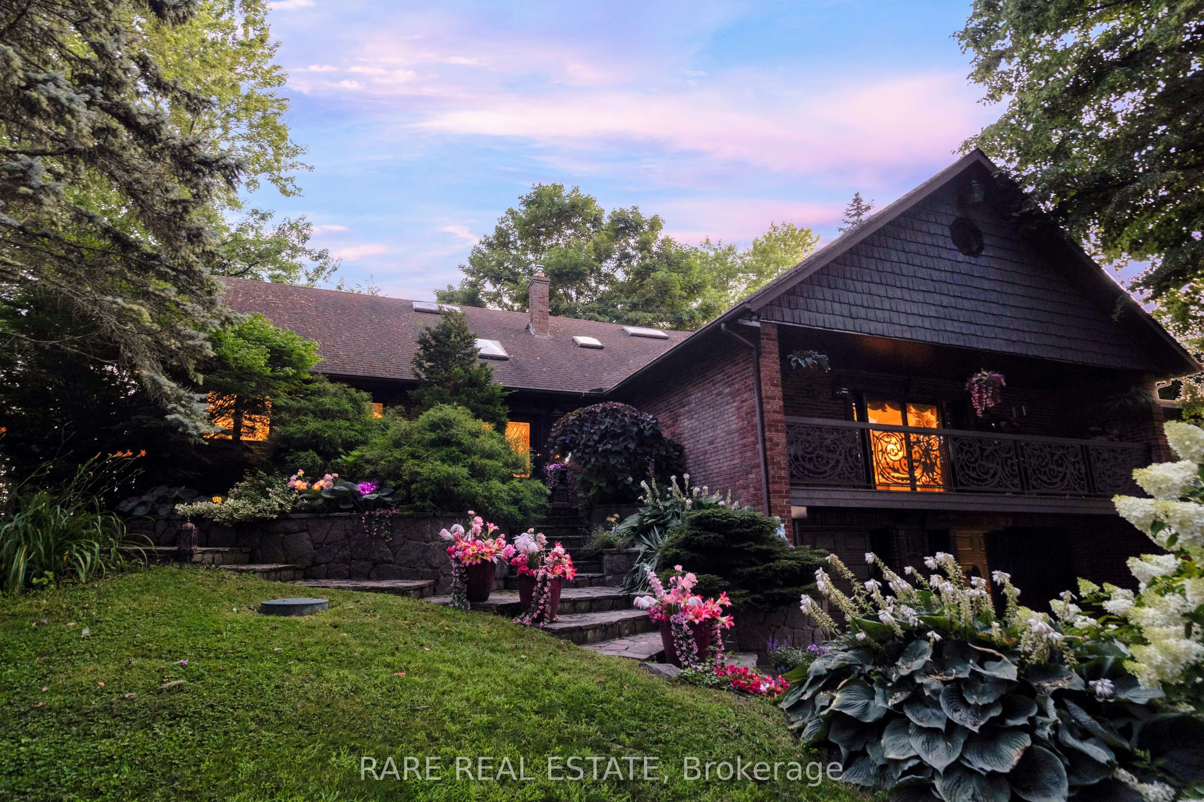 735 Lakeshore Road E