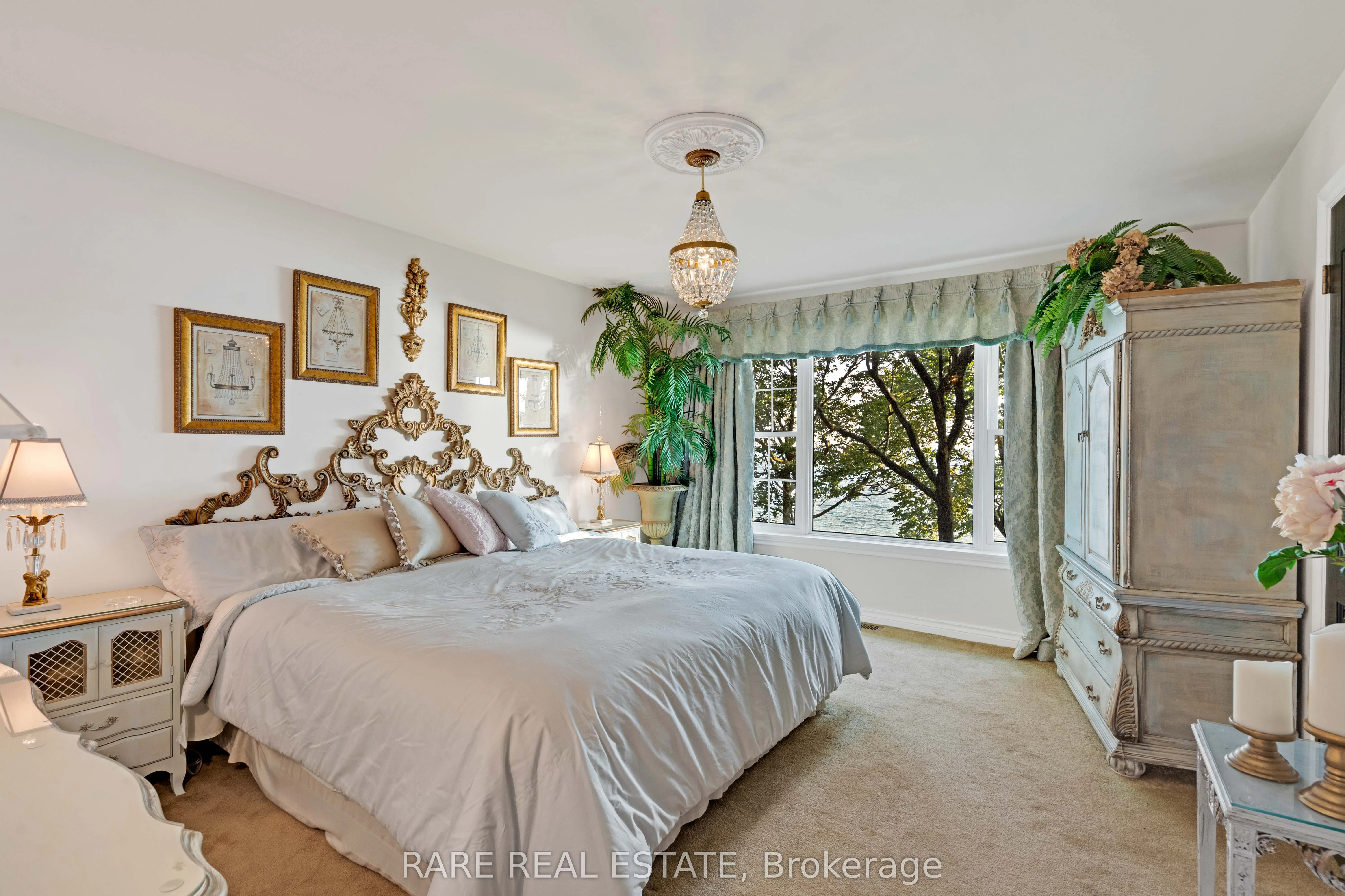 735 Lakeshore Road E