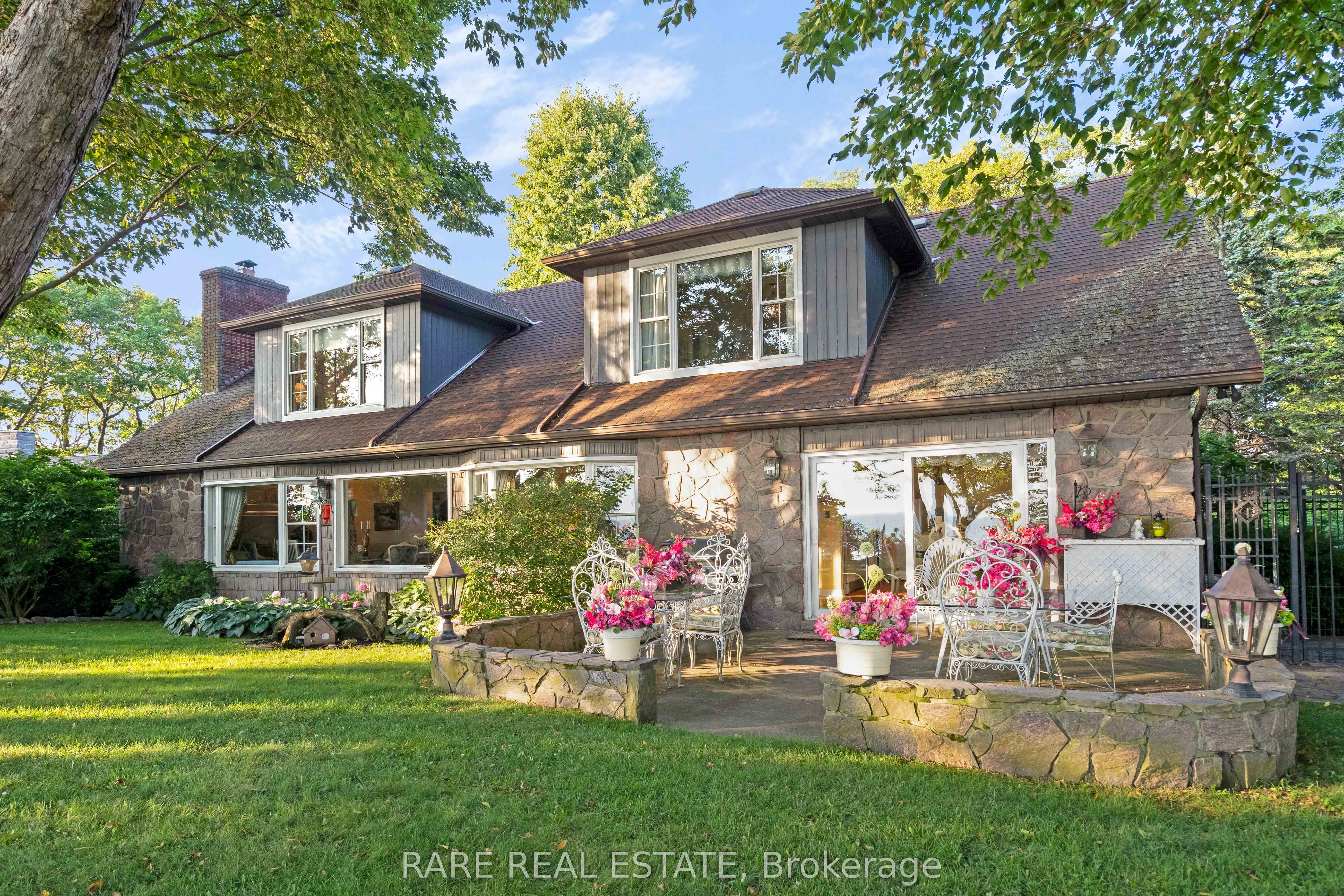 735 Lakeshore Road E
