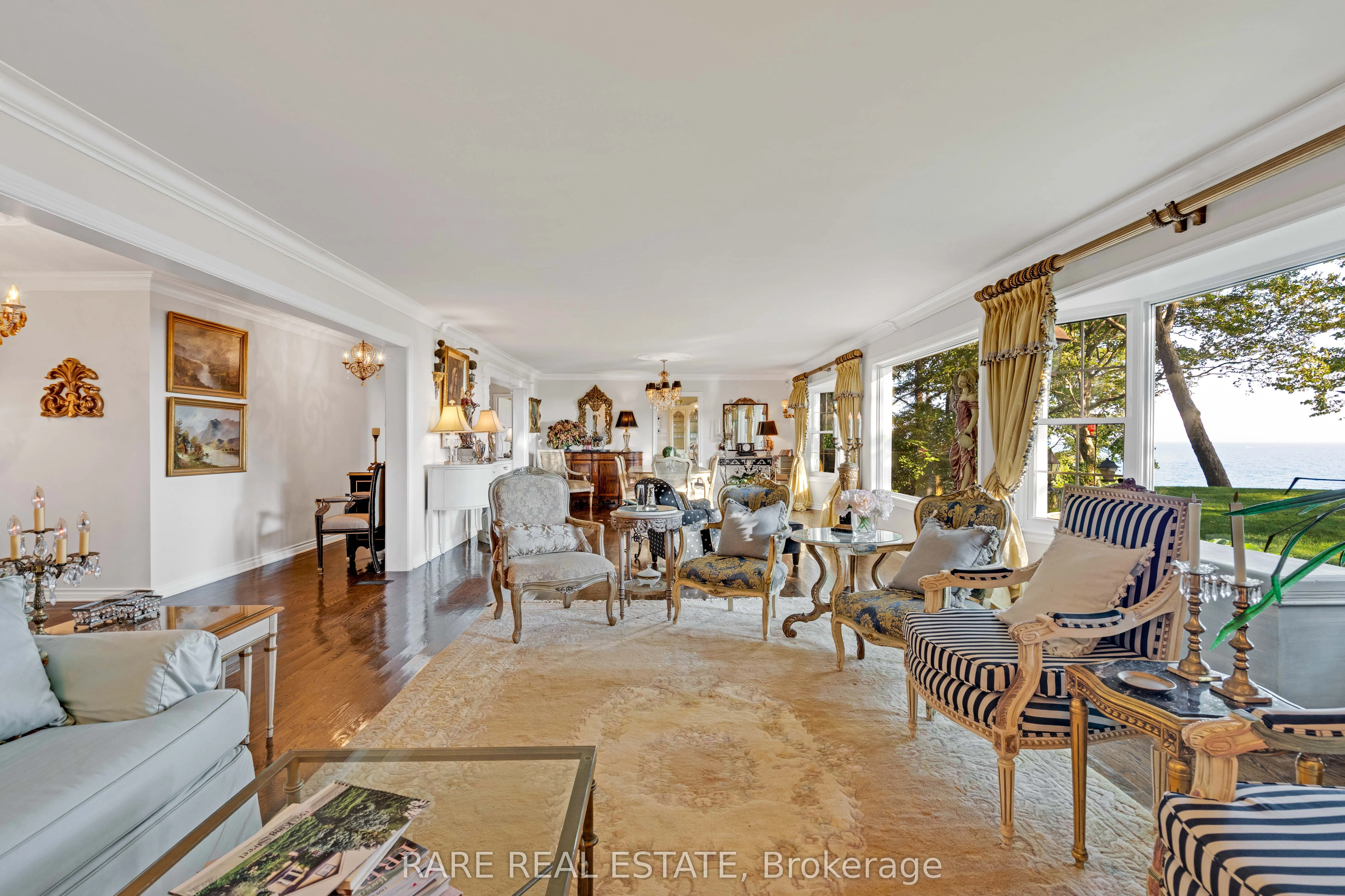 735 Lakeshore Road E