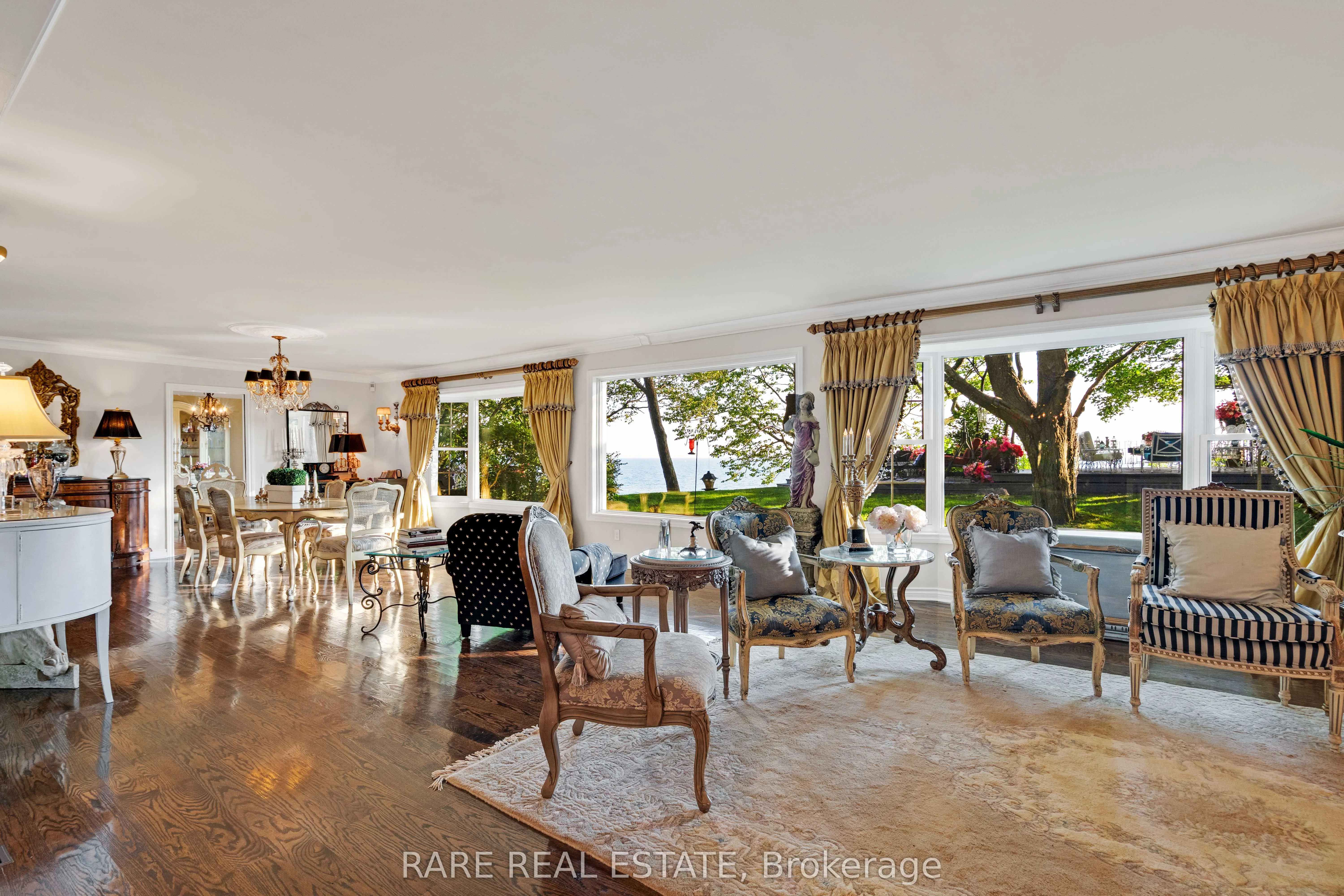 735 Lakeshore Road E