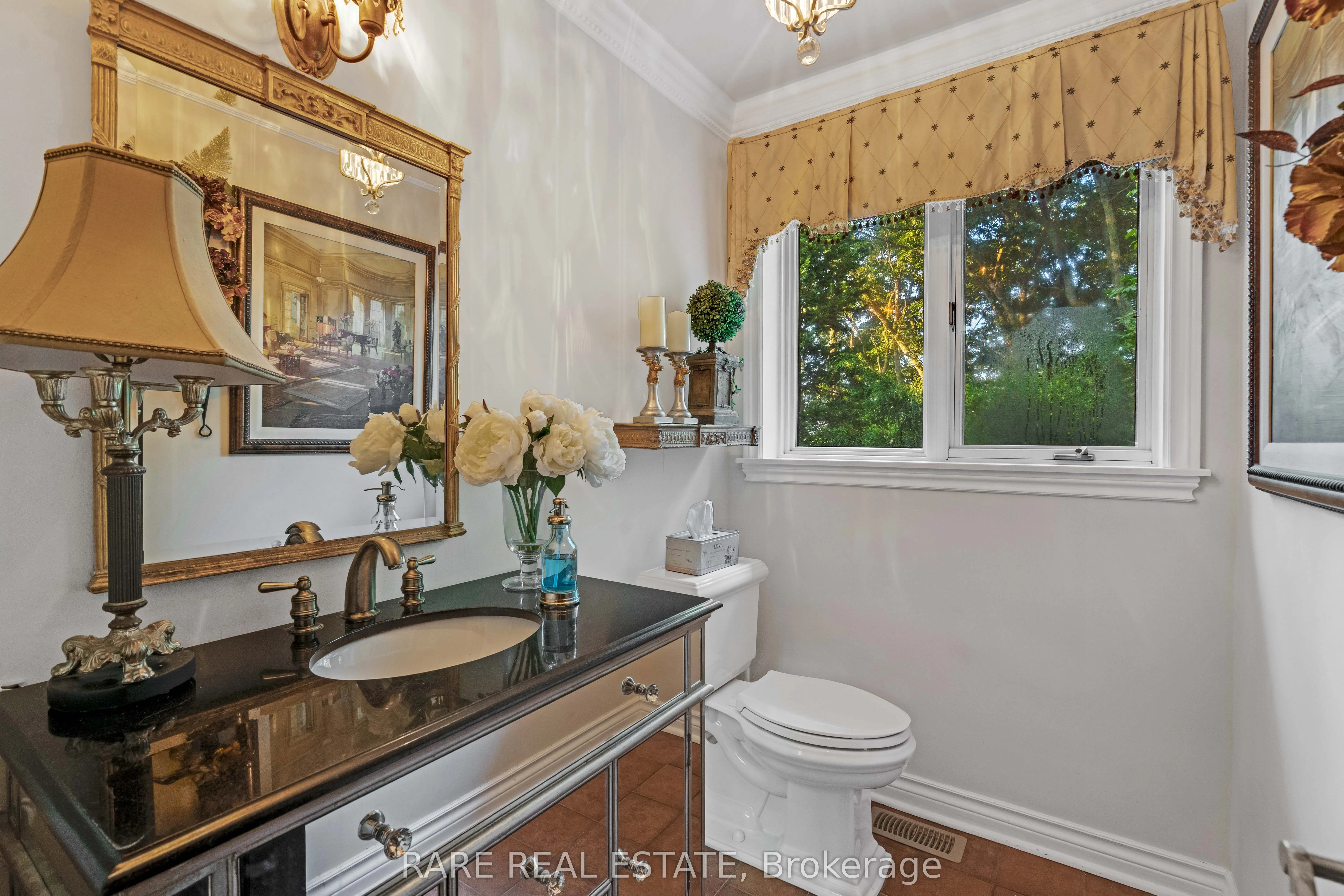 735 Lakeshore Road E