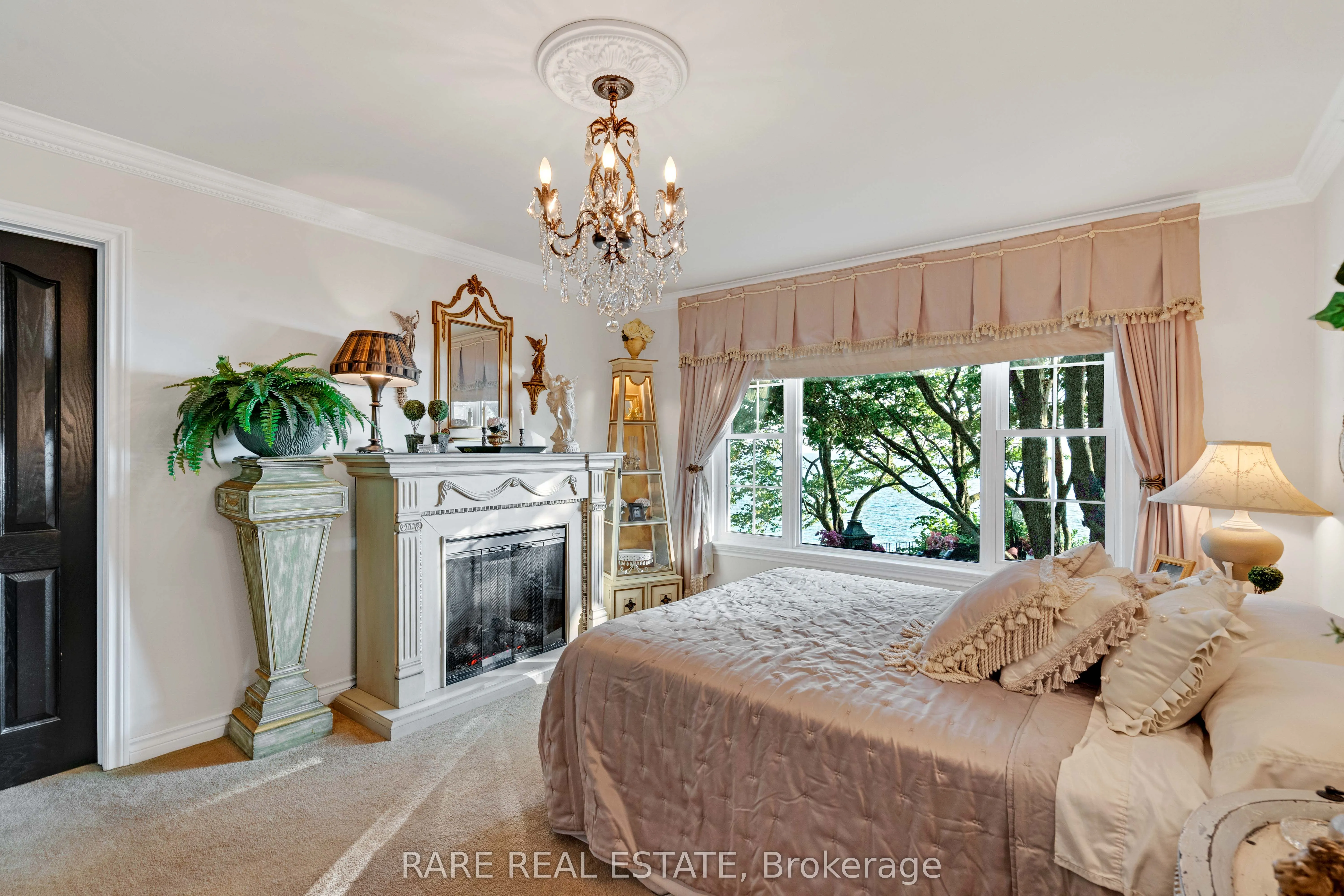 735 Lakeshore Road E