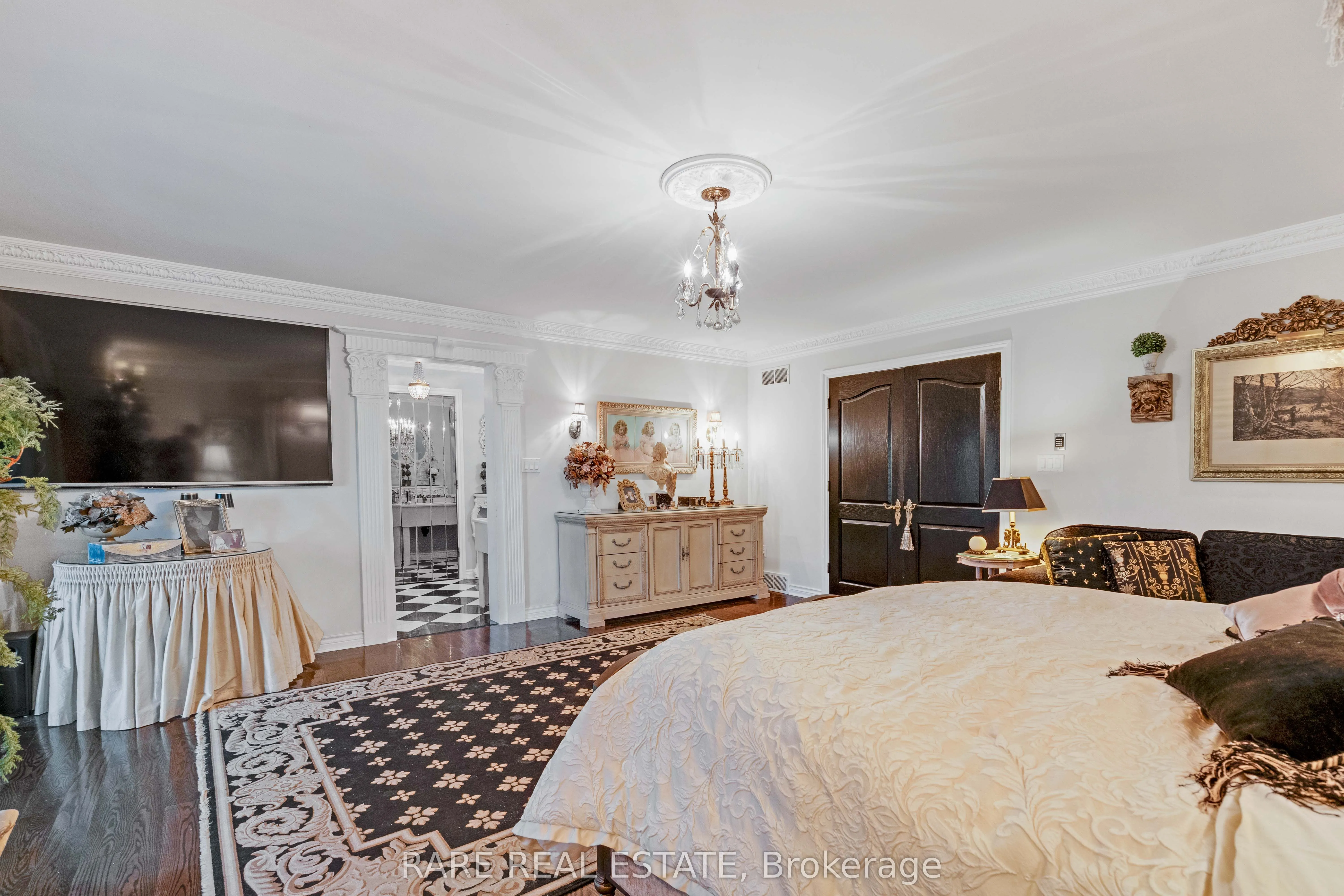 735 Lakeshore Road E