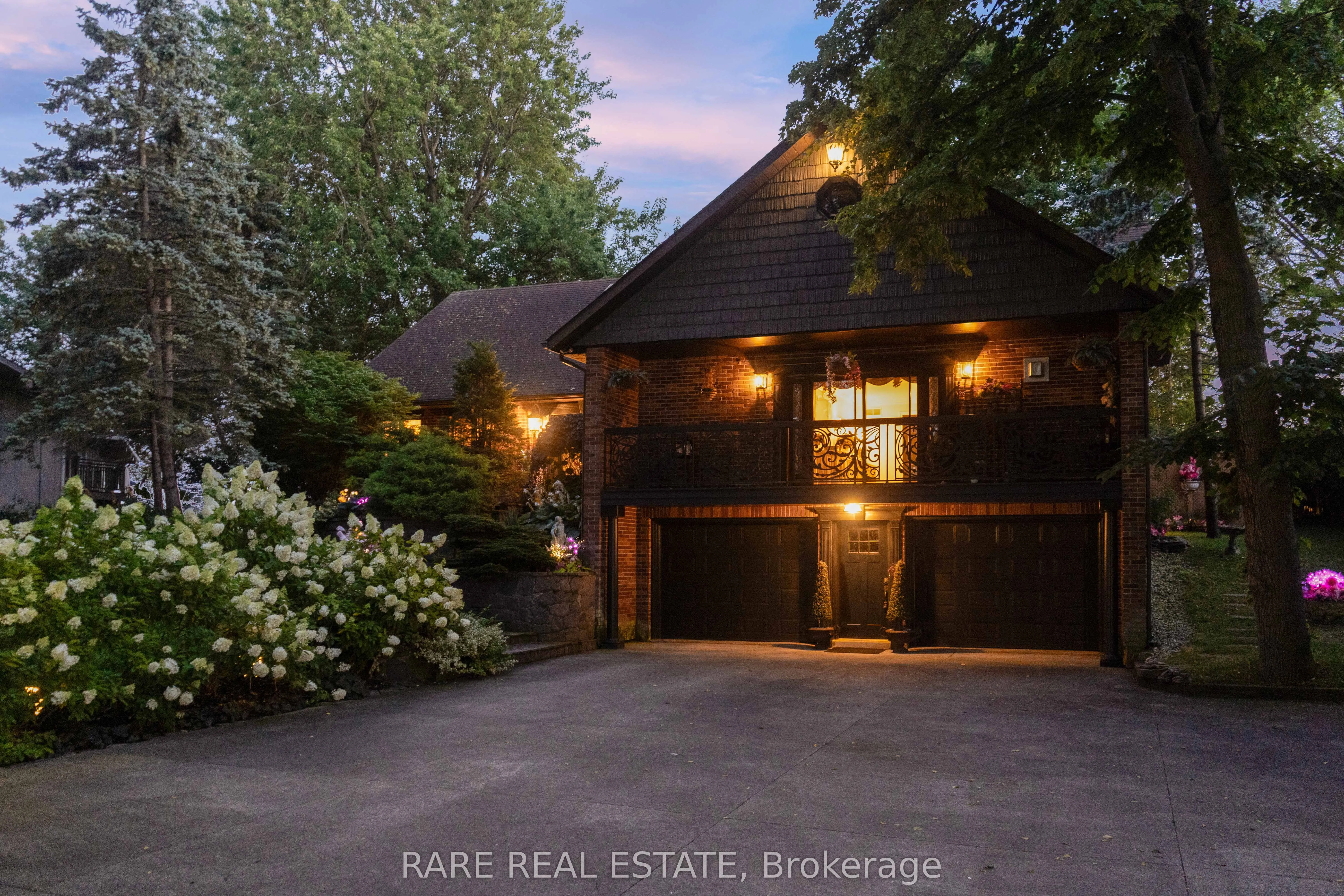 735 Lakeshore Road E