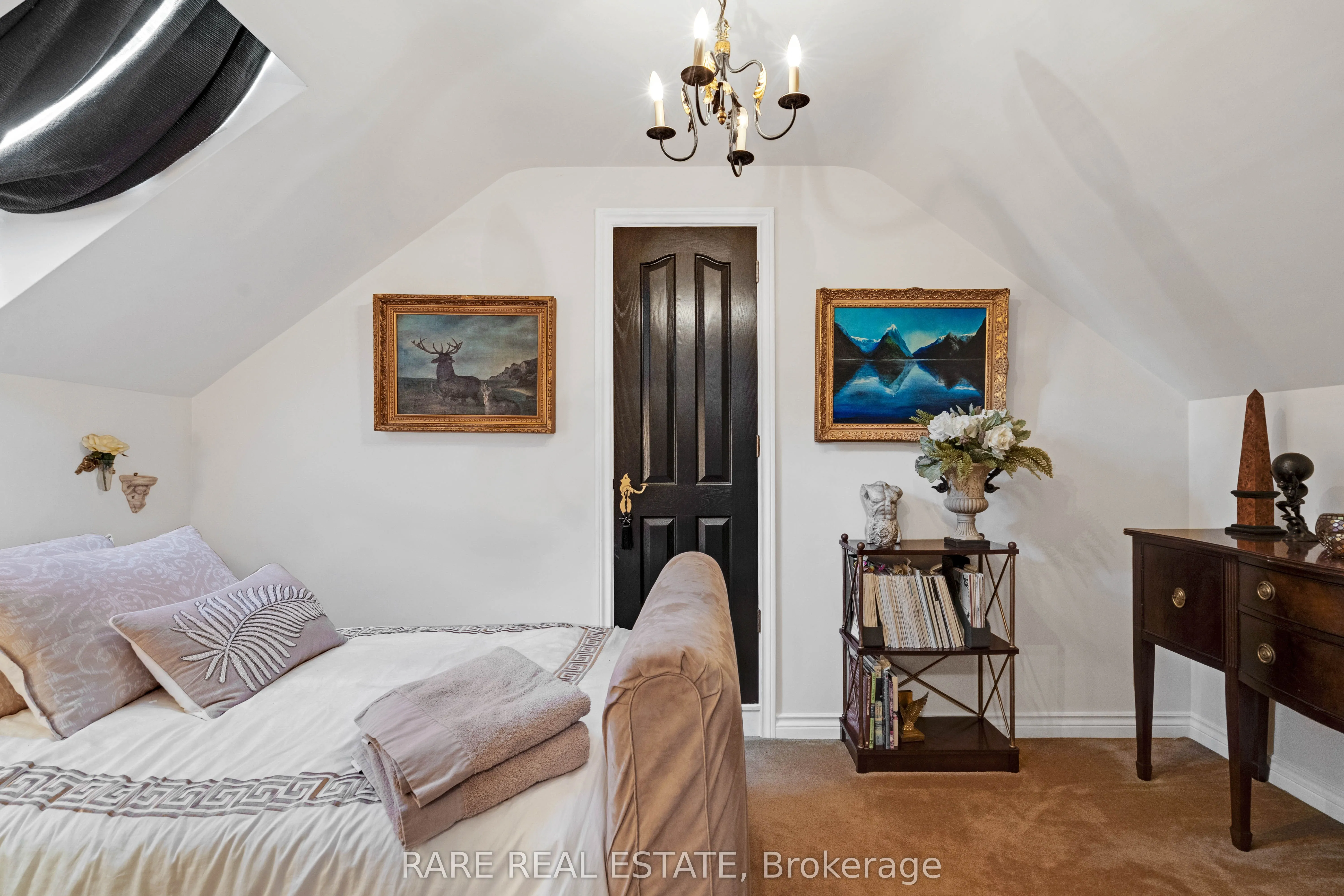 735 Lakeshore Road E