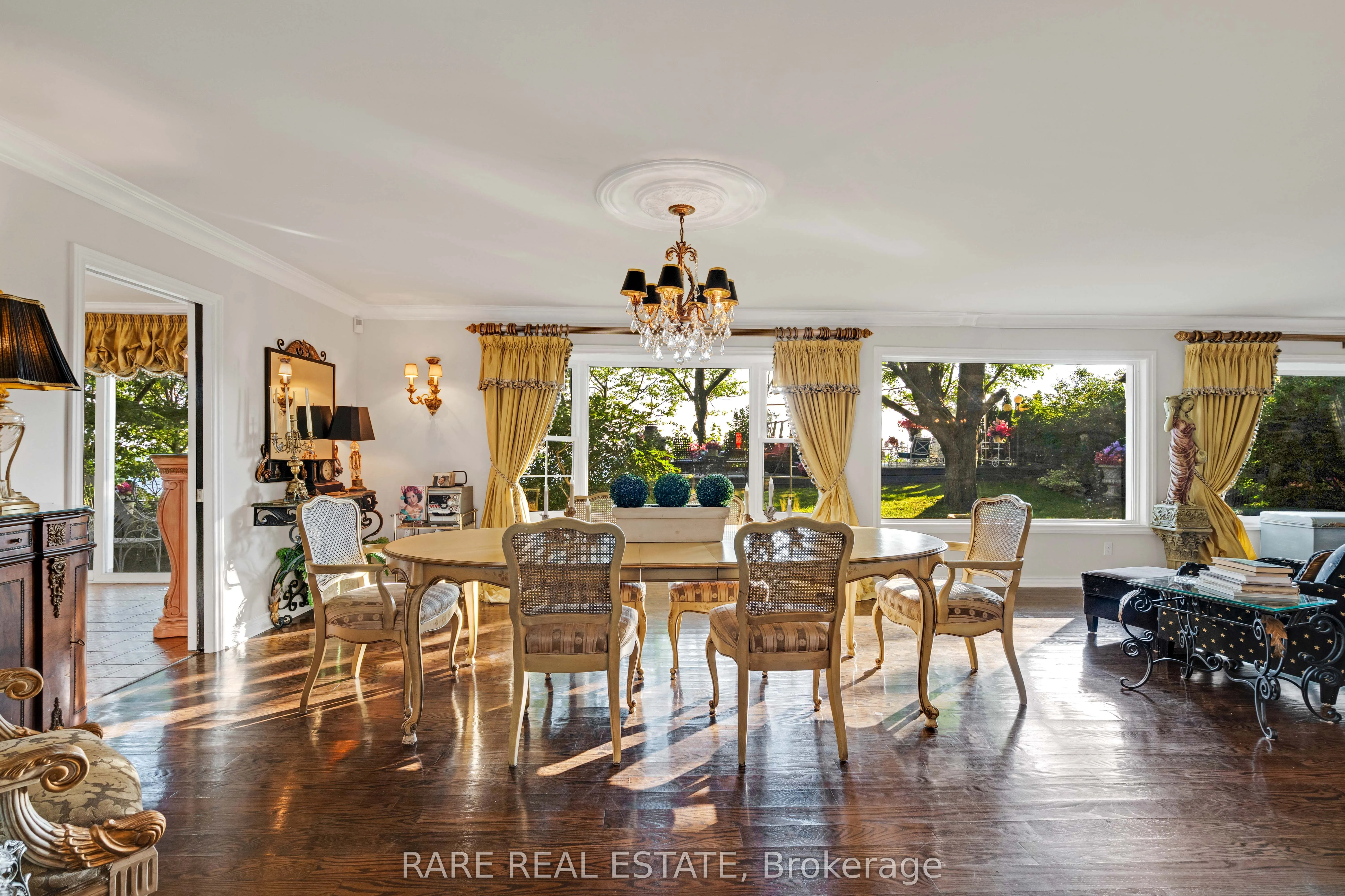 735 Lakeshore Road E