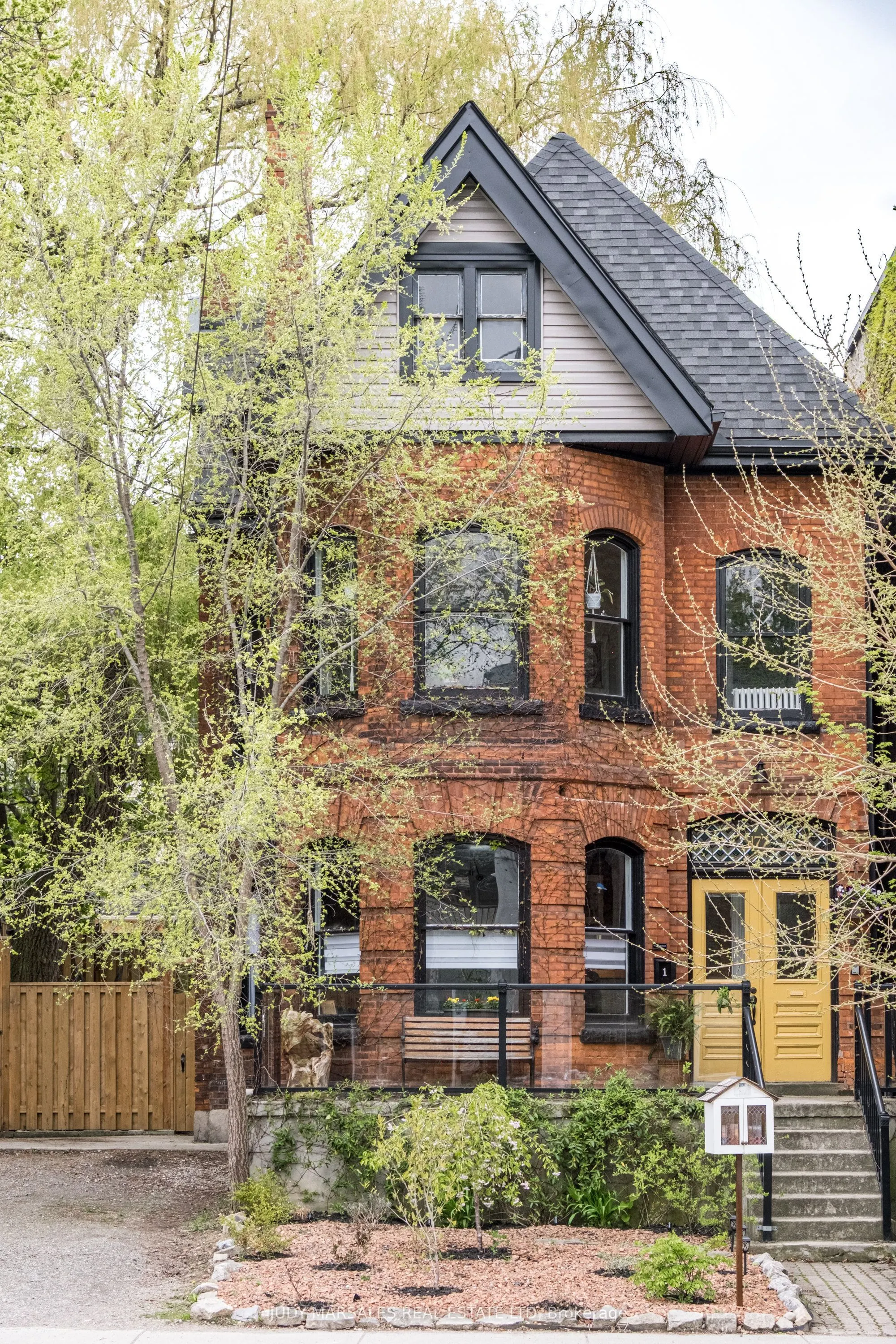 177 Charlton Avenue W