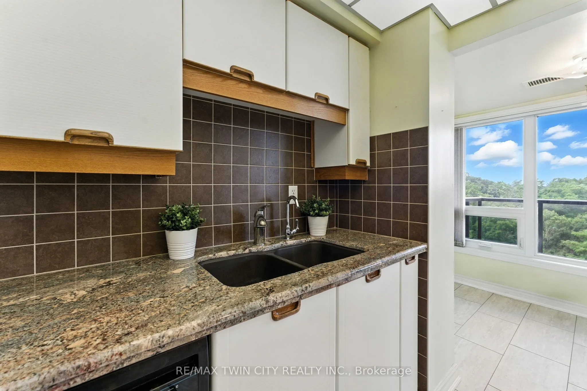 237 King Street W, #1104