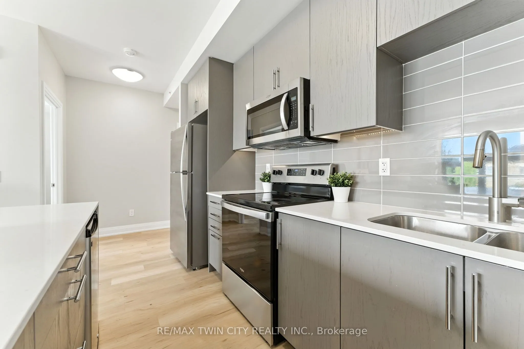 88 Gibson Street, #403