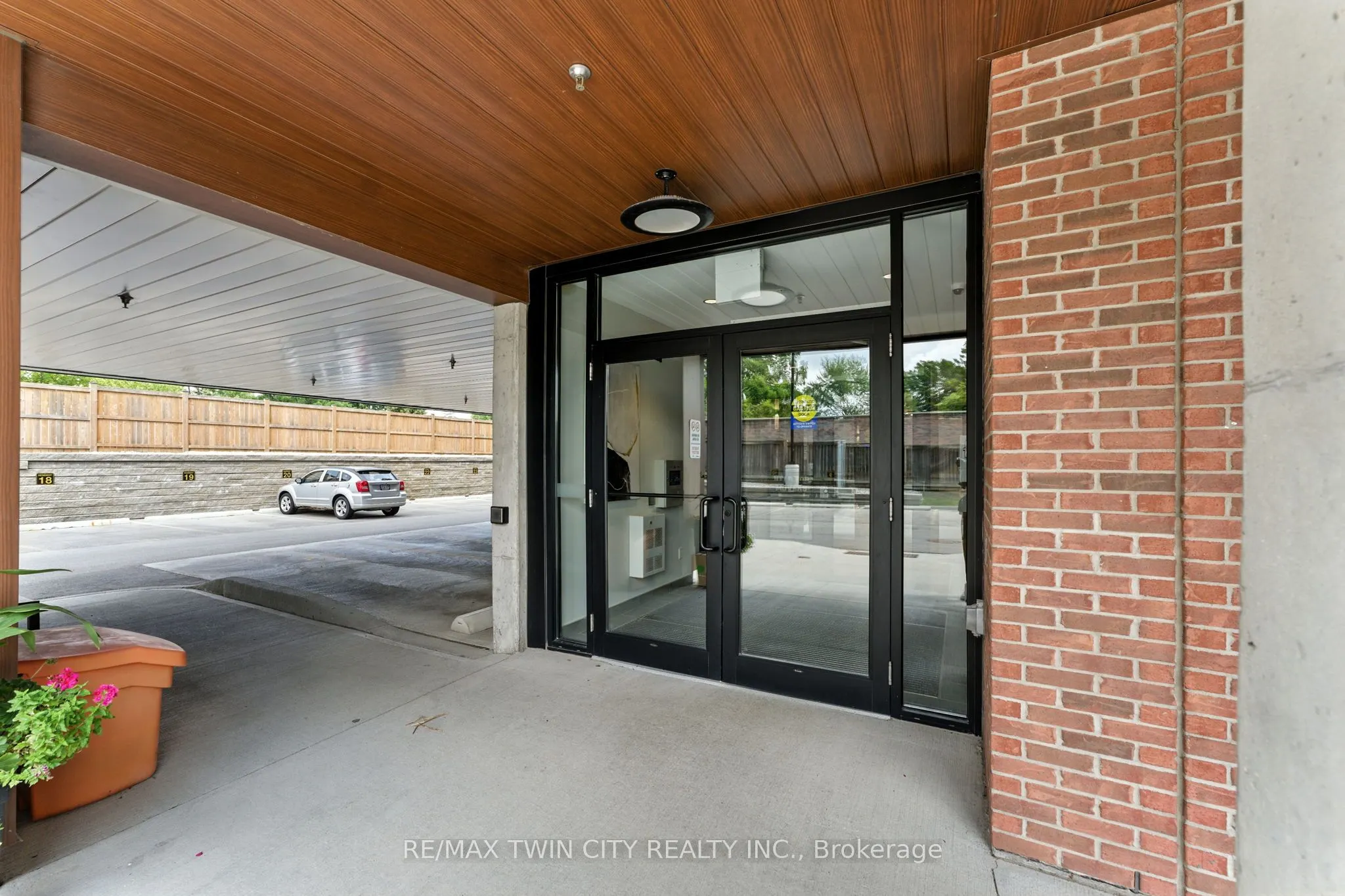 88 Gibson Street, #403