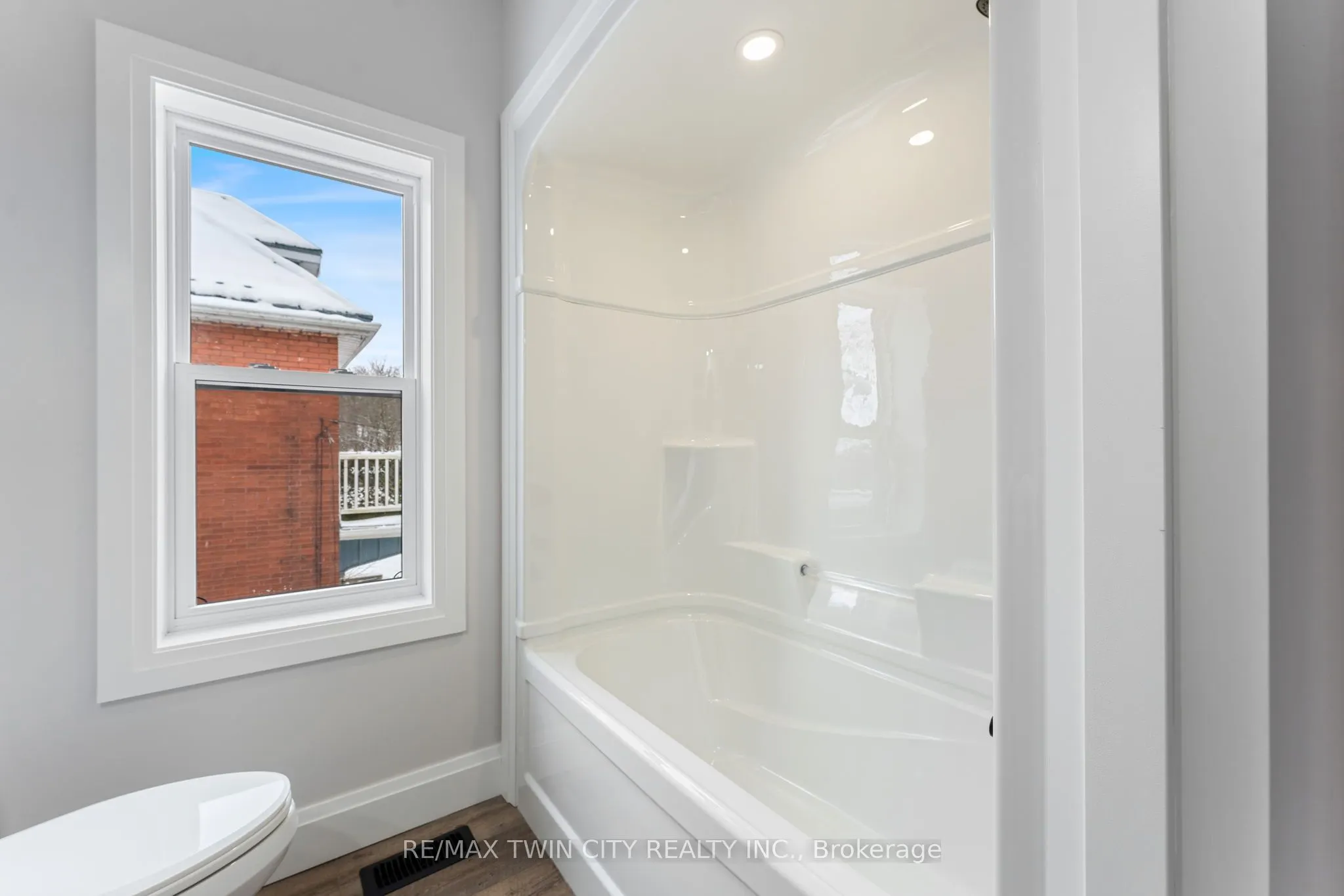 351 Fountain Street S