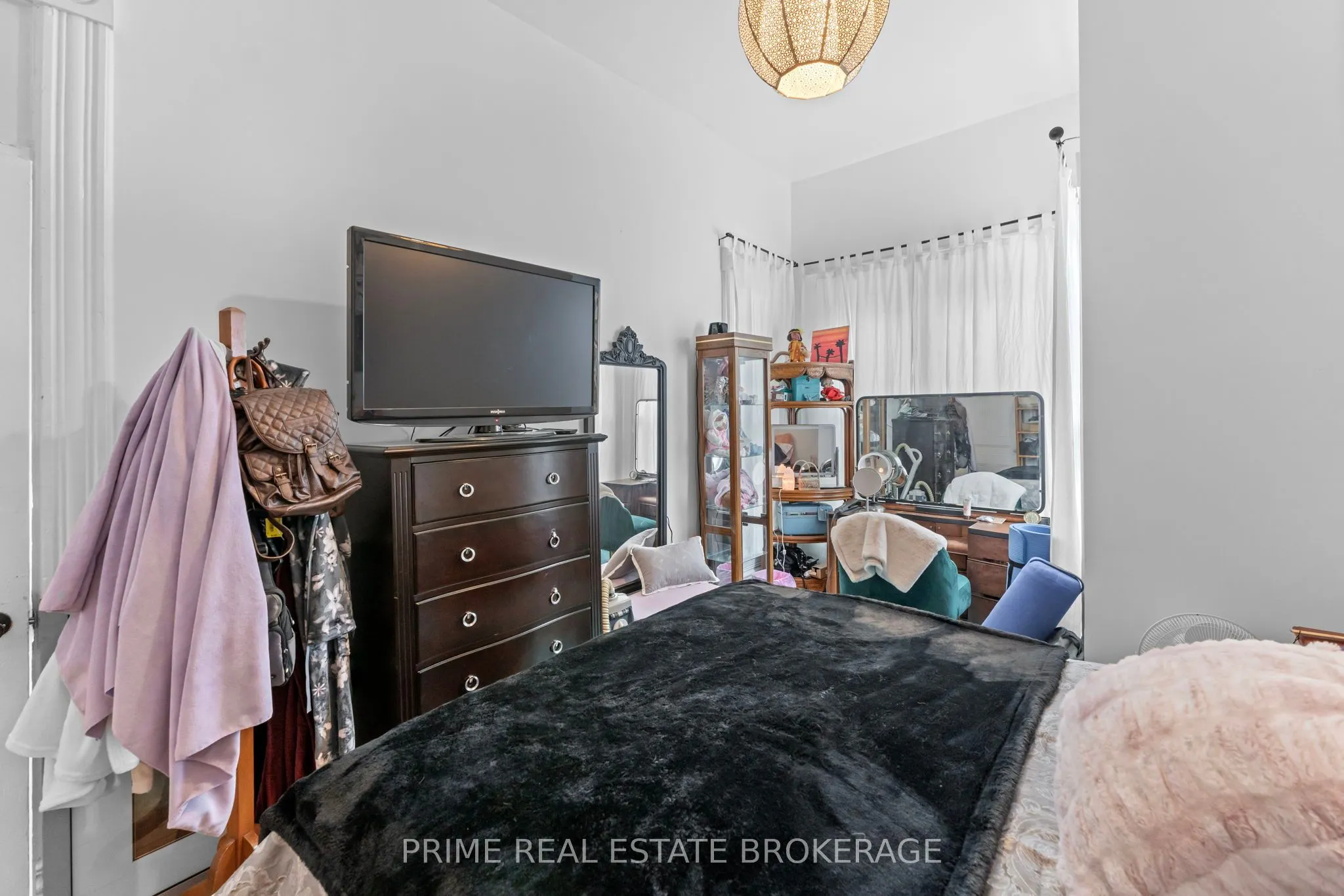 11 Maple Street W