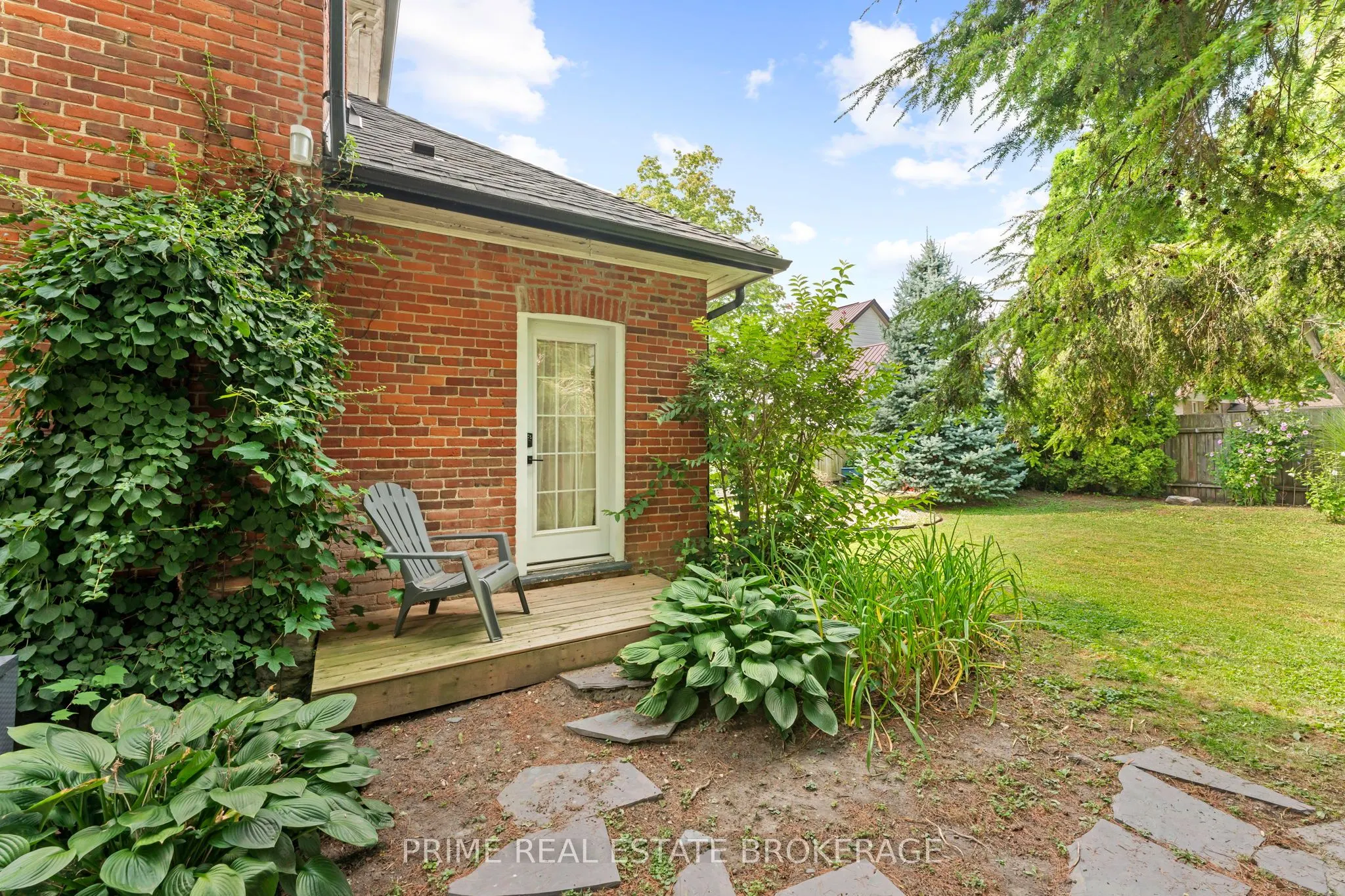 11 Maple Street W