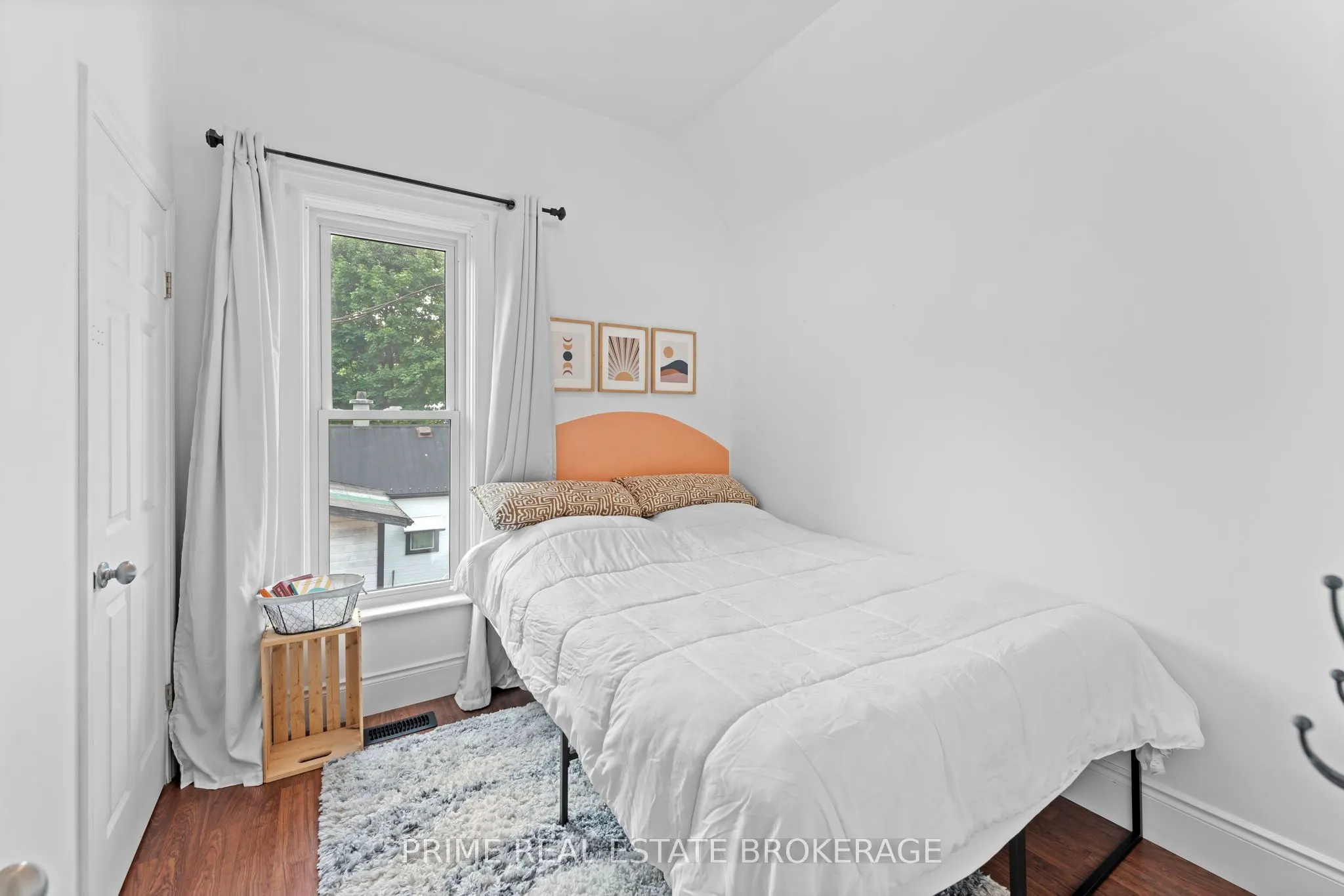 11 Maple Street W