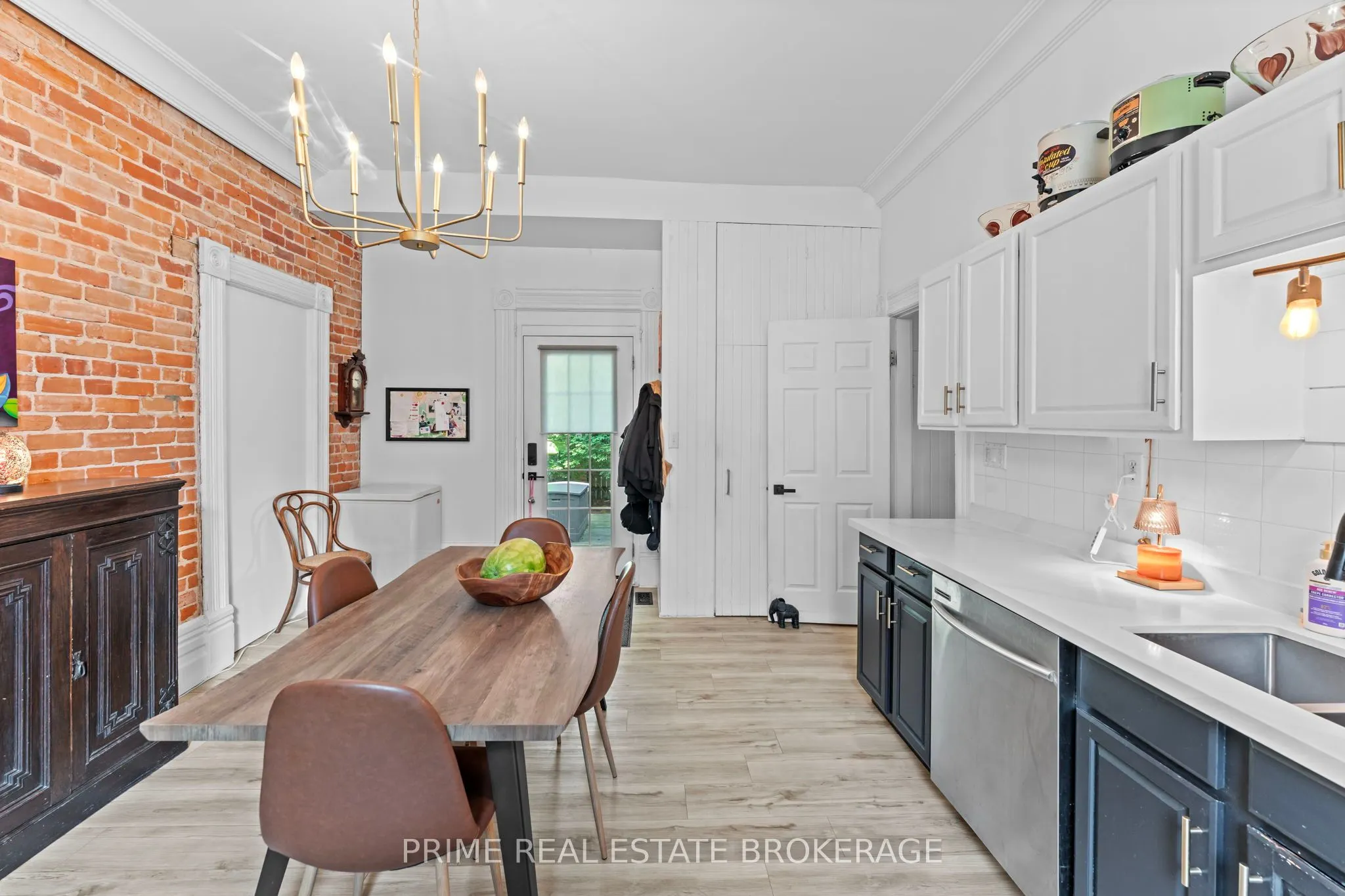 11 Maple Street W