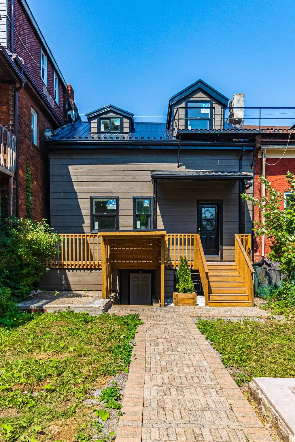 111 Wellington Street S
