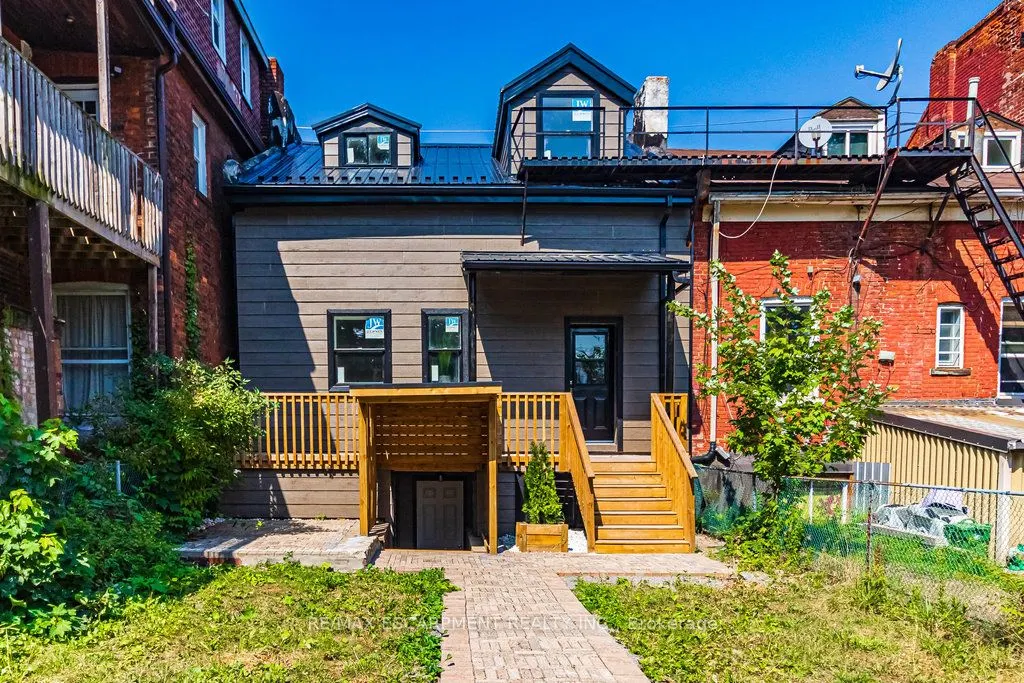 111 Wellington Street S