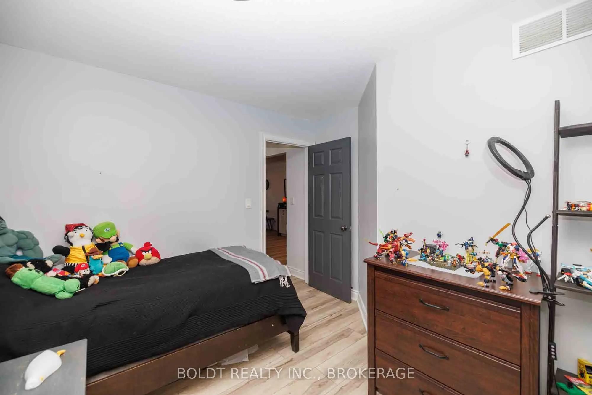 10 1/2 Metcalfe Street