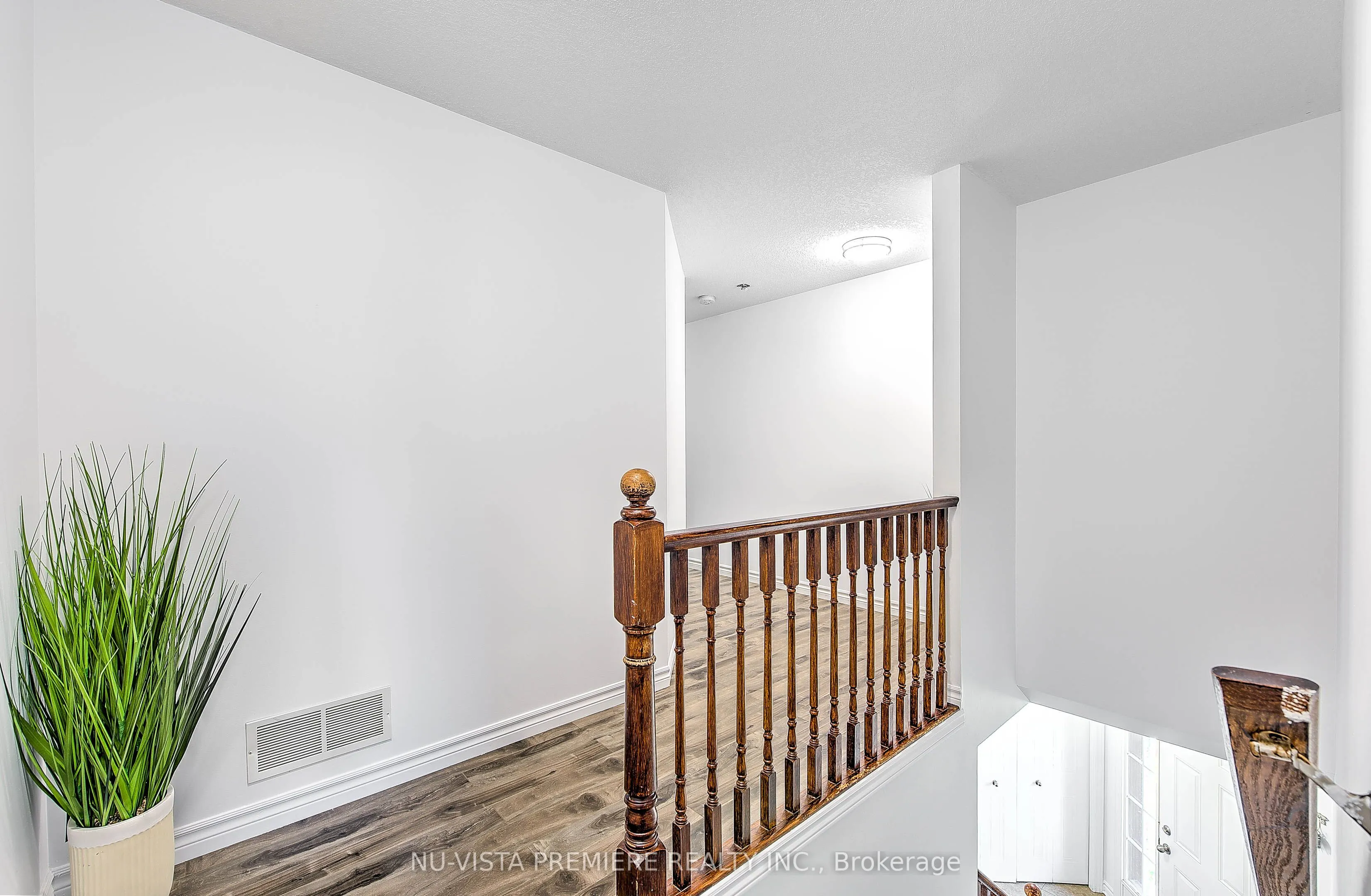 1046 CROSSCREEK Crescent