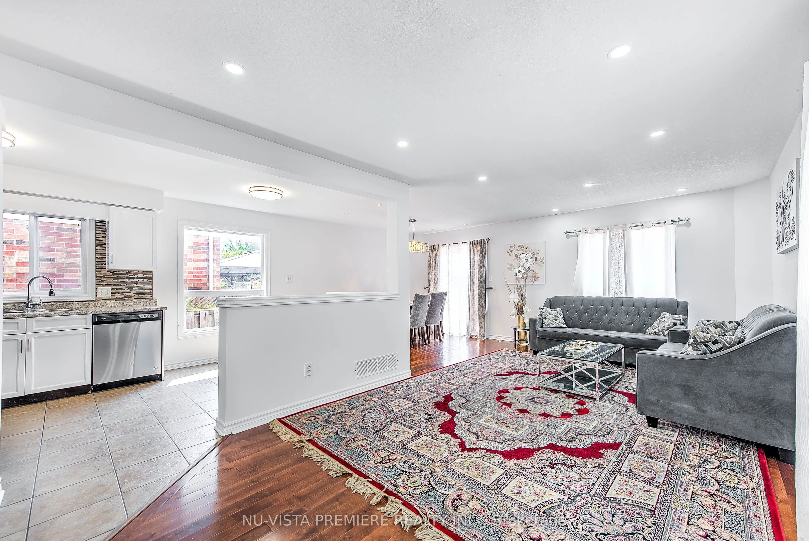 1046 CROSSCREEK Crescent