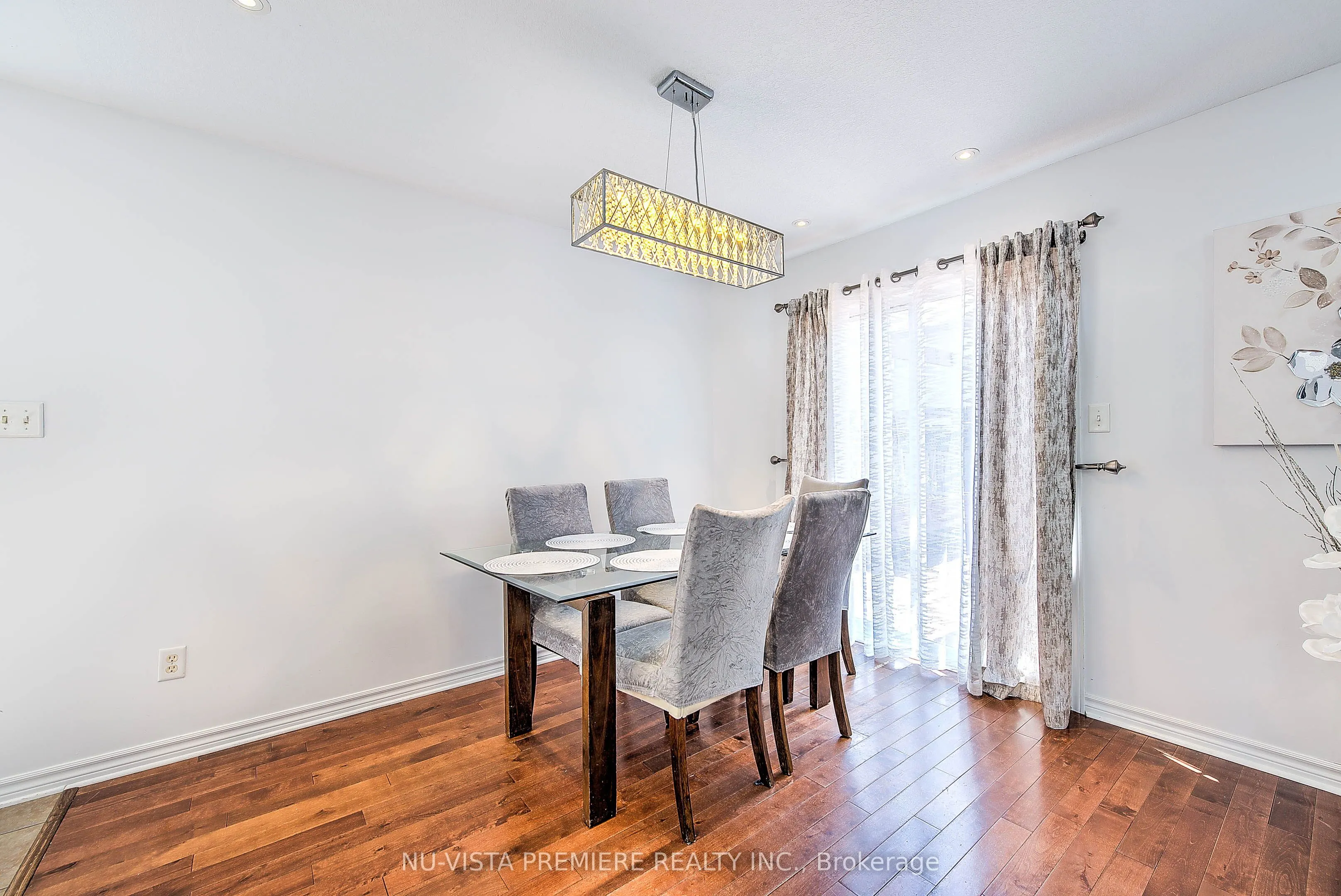 1046 CROSSCREEK Crescent
