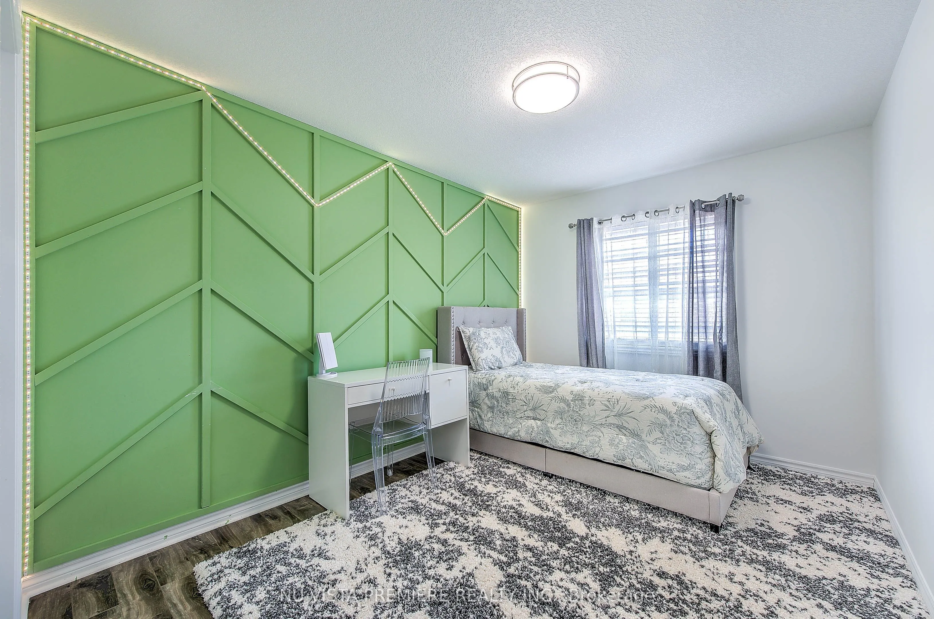 1046 CROSSCREEK Crescent