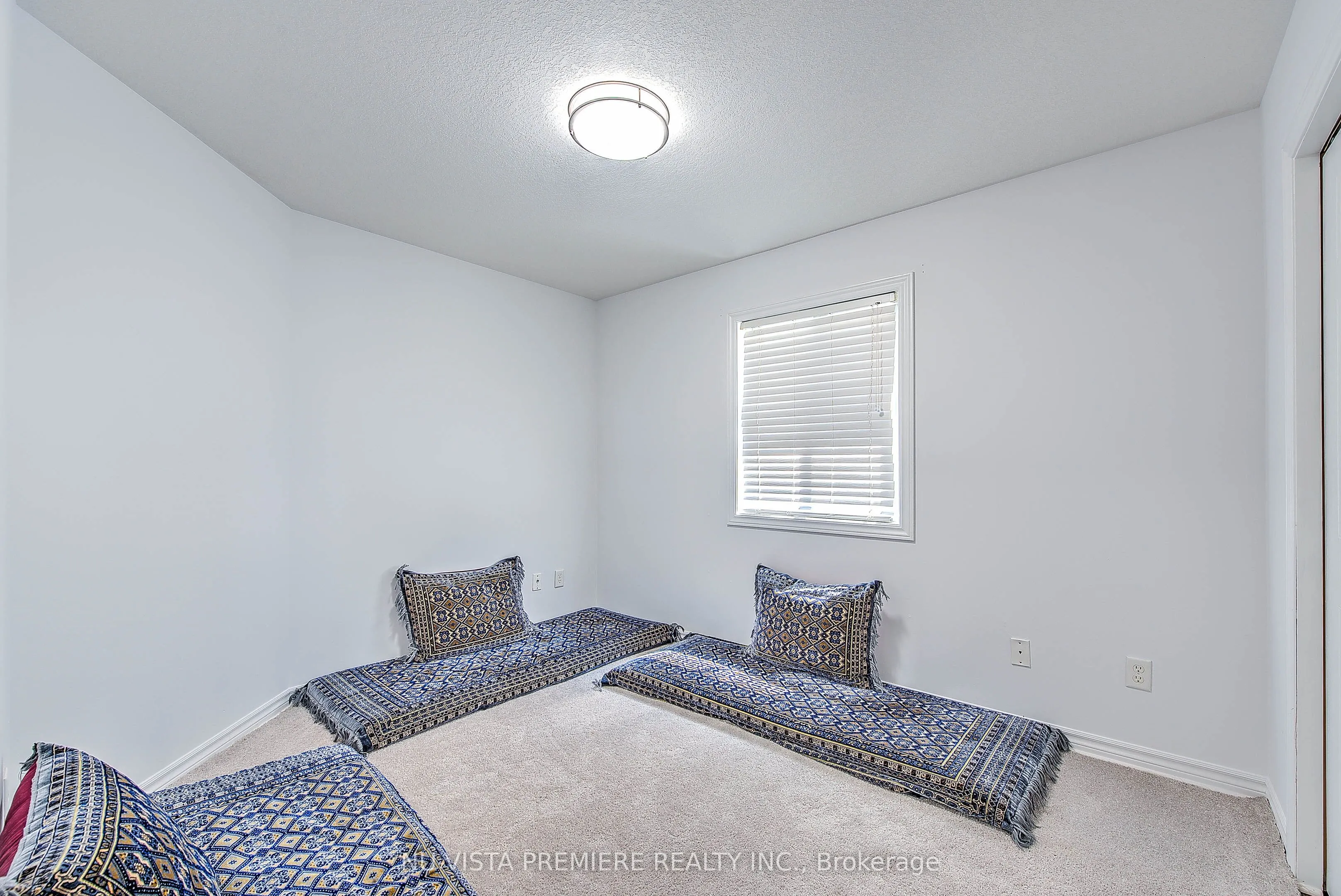 1046 CROSSCREEK Crescent