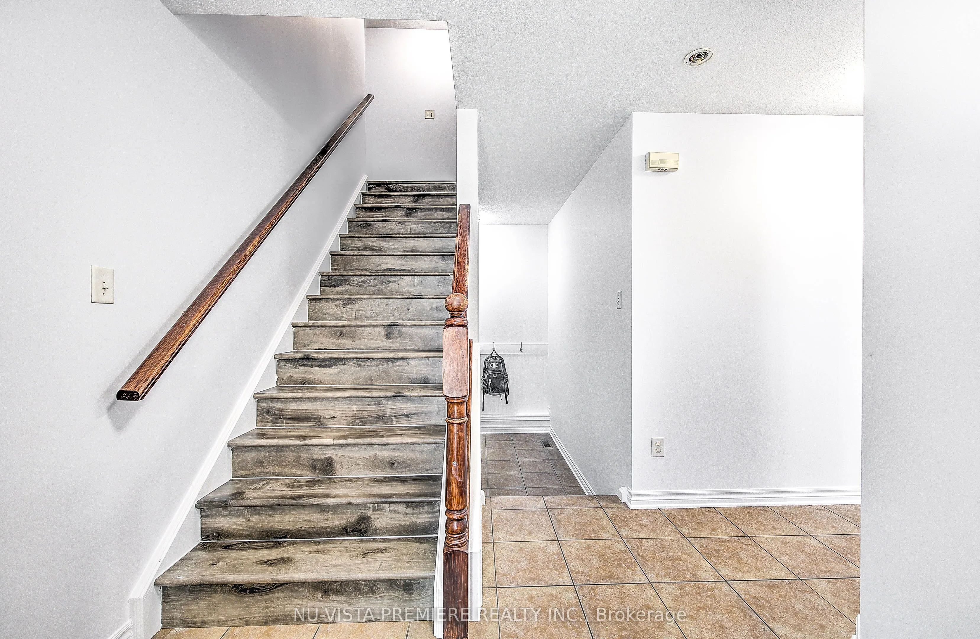 1046 CROSSCREEK Crescent