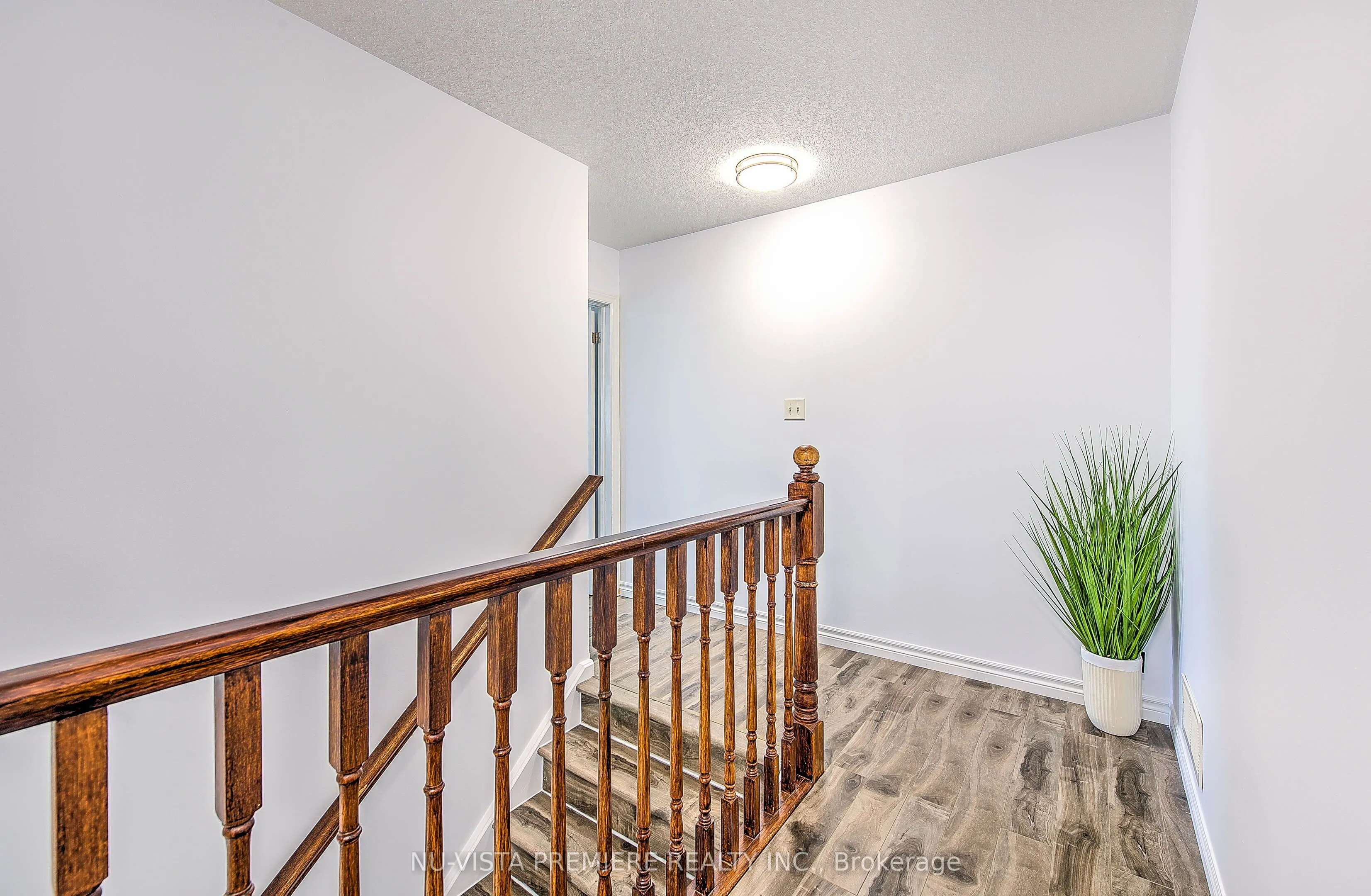 1046 CROSSCREEK Crescent
