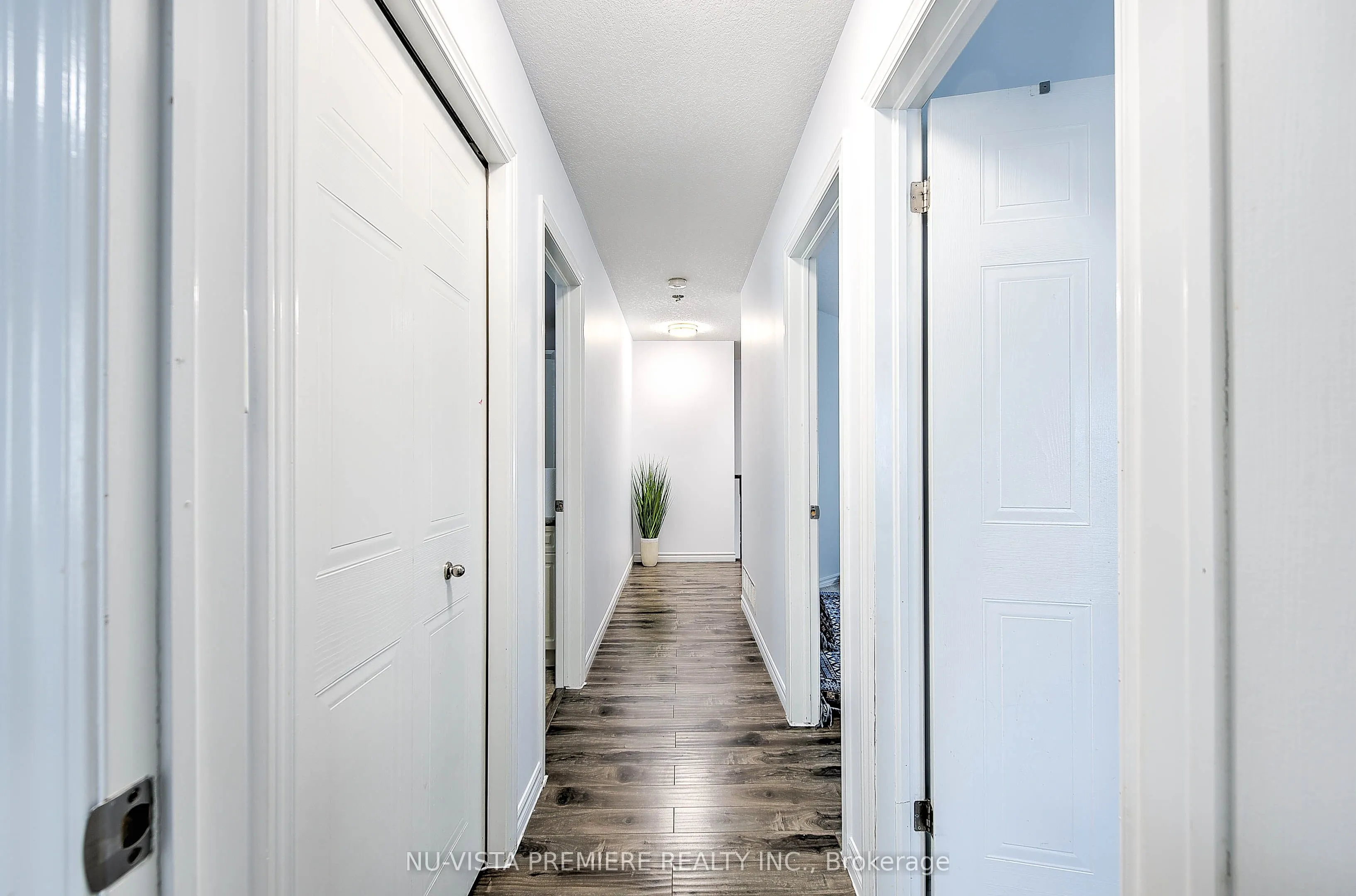 1046 CROSSCREEK Crescent