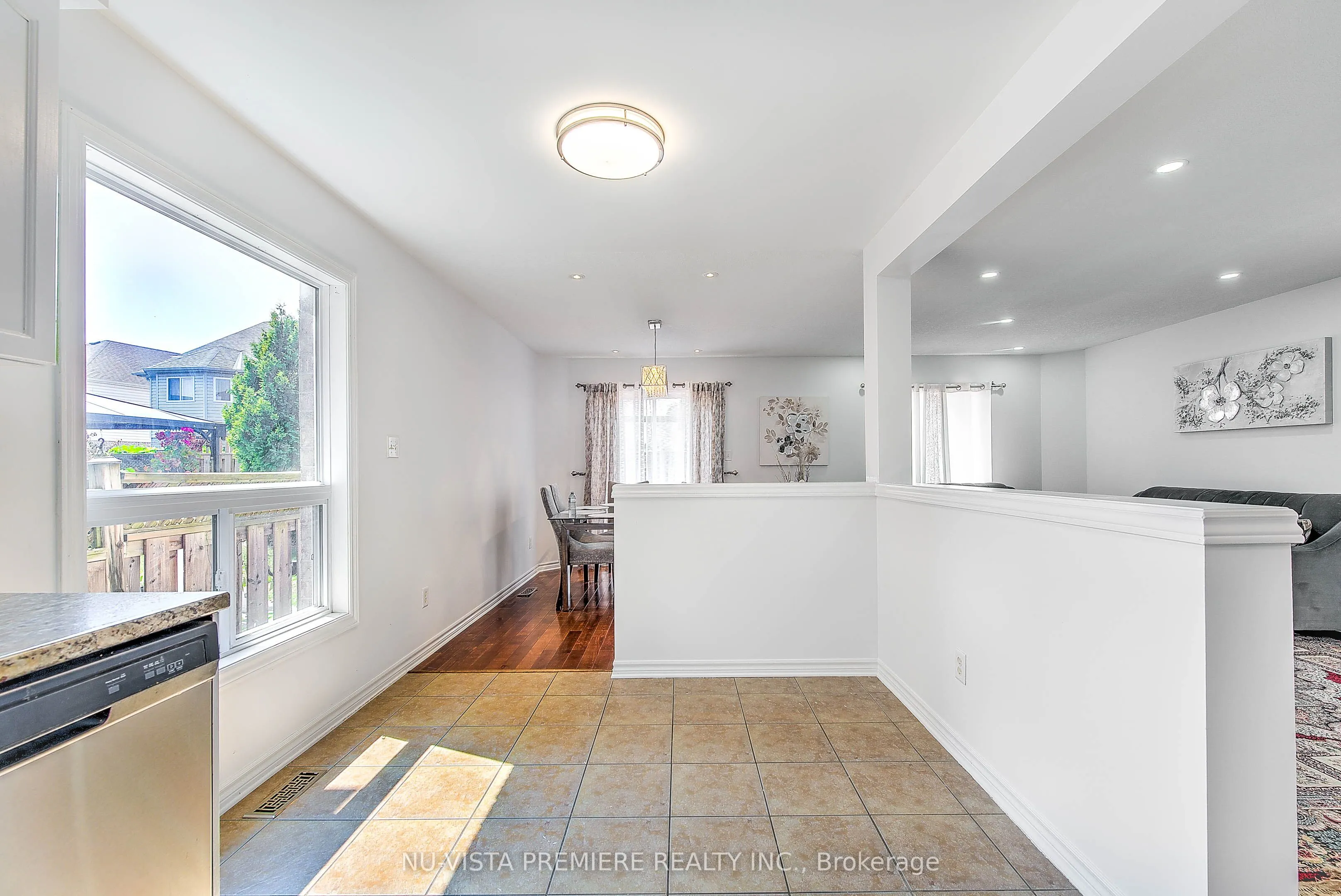 1046 CROSSCREEK Crescent