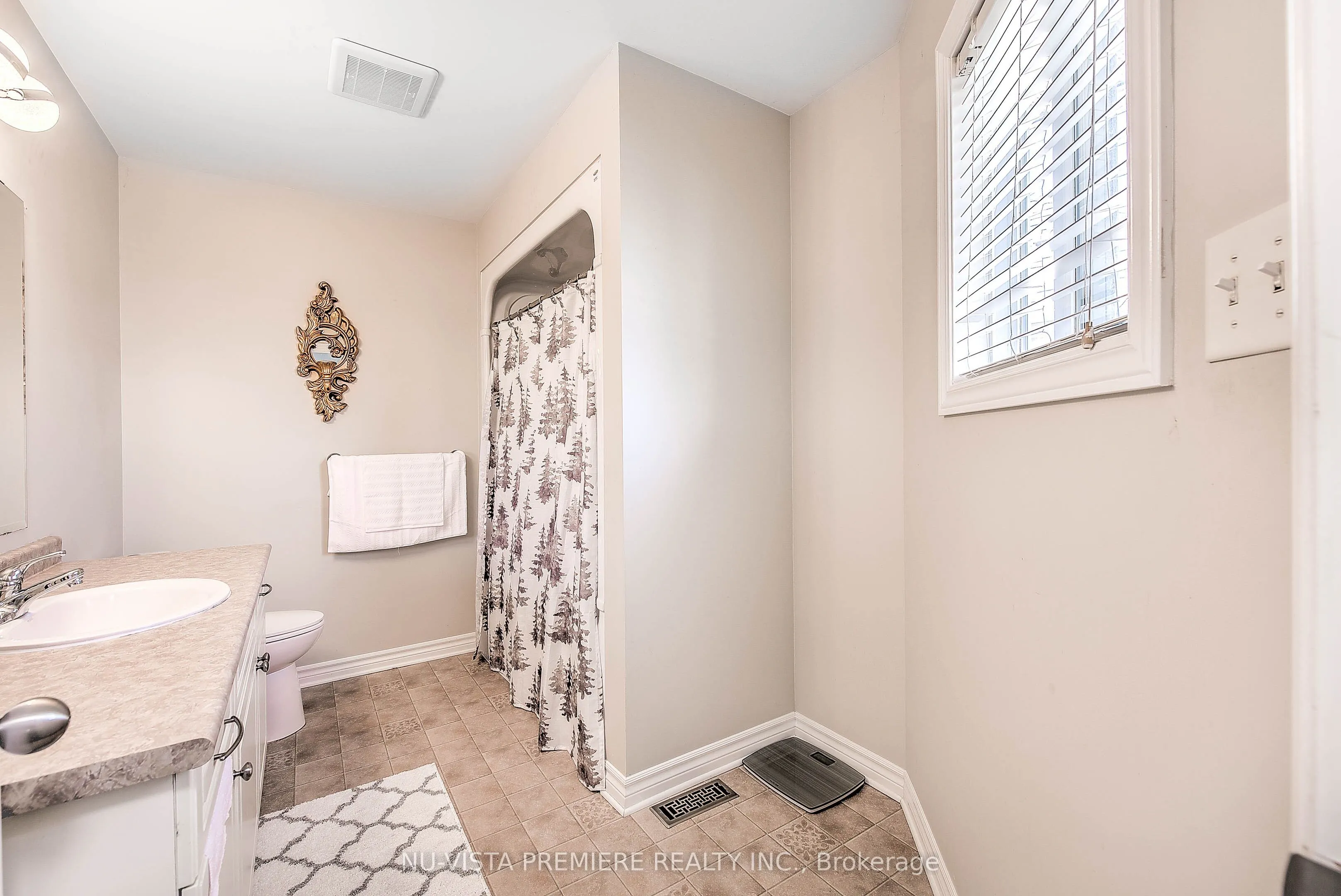 1046 CROSSCREEK Crescent