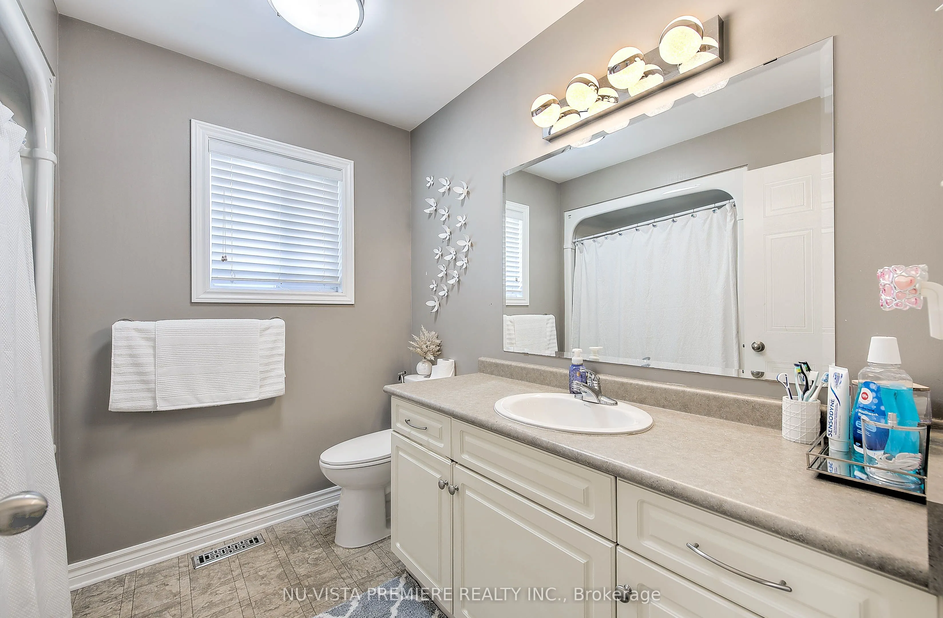 1046 CROSSCREEK Crescent