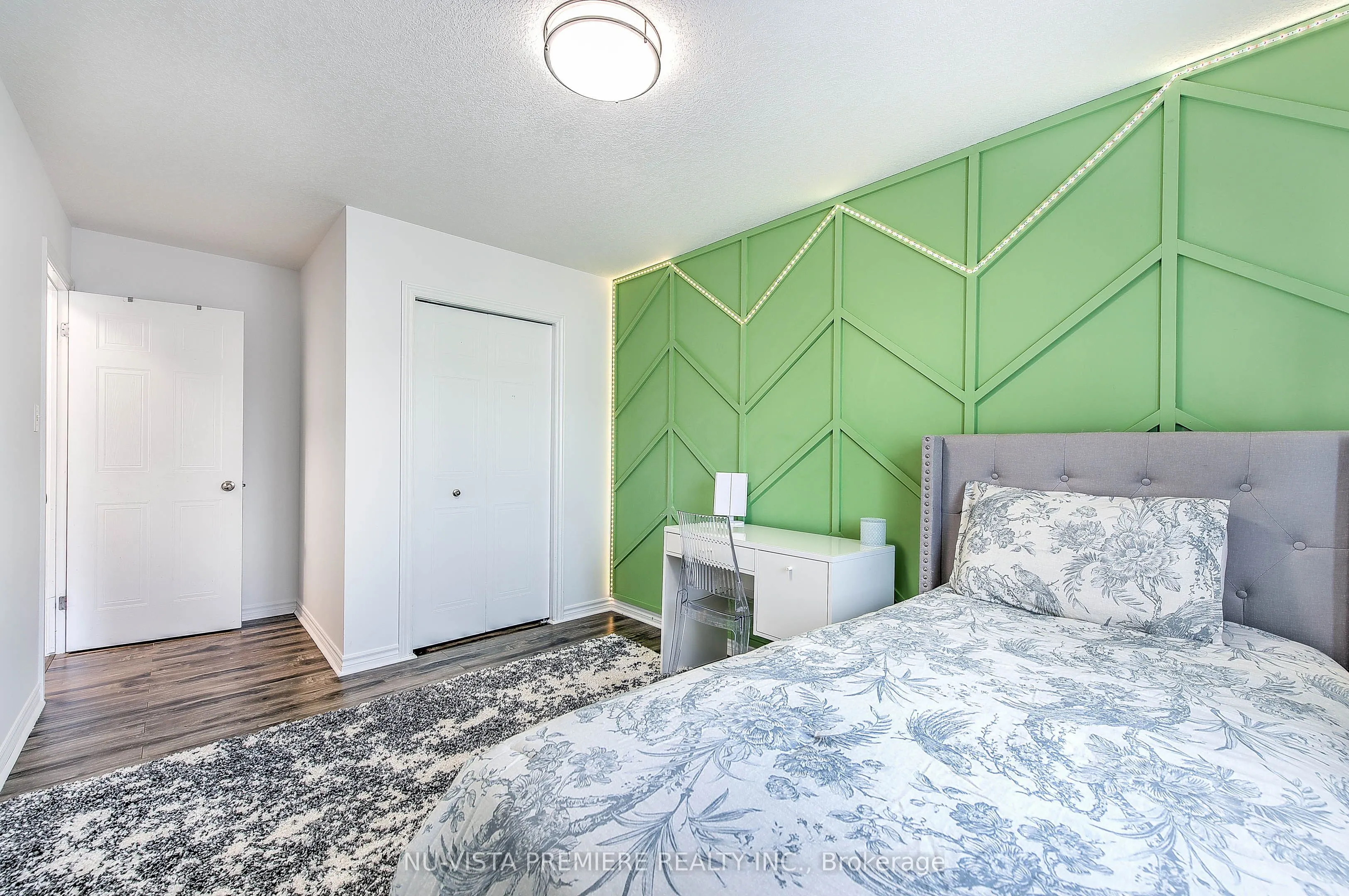 1046 CROSSCREEK Crescent