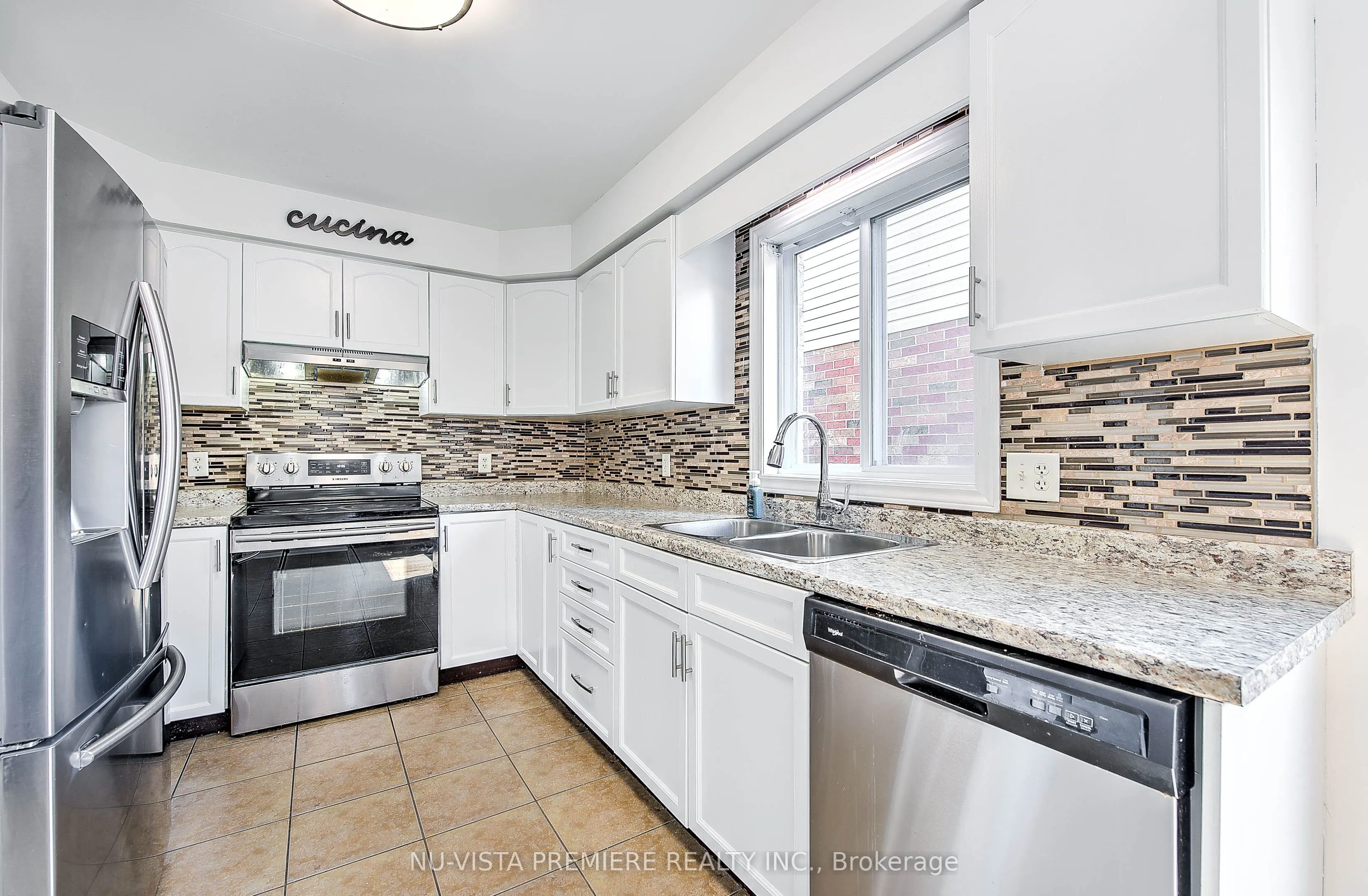 1046 CROSSCREEK Crescent